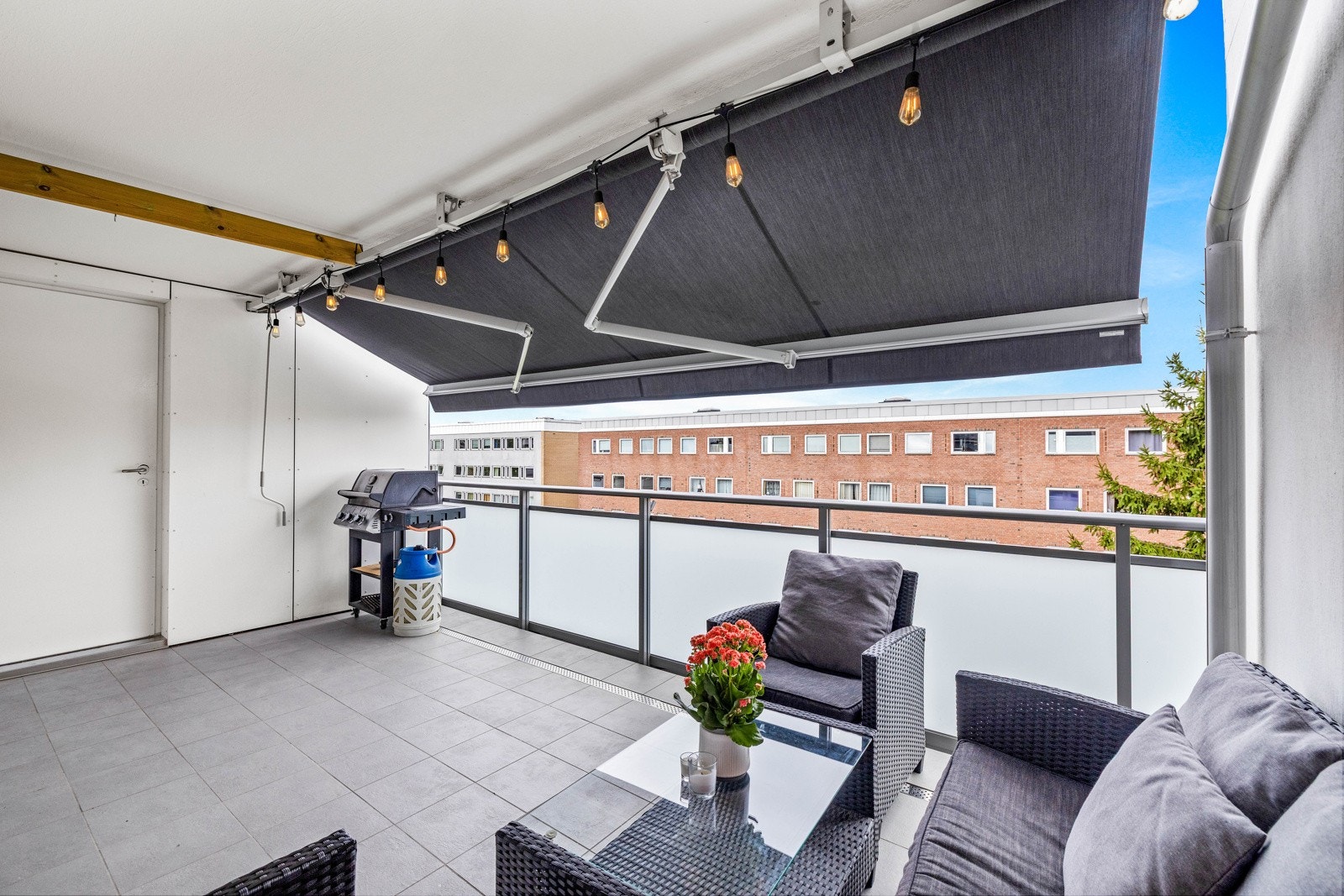 Stor markise, noe som gjør at balkongen på sommerstid kan benyttes som en ekstra stue uansett vær. Galleribilde