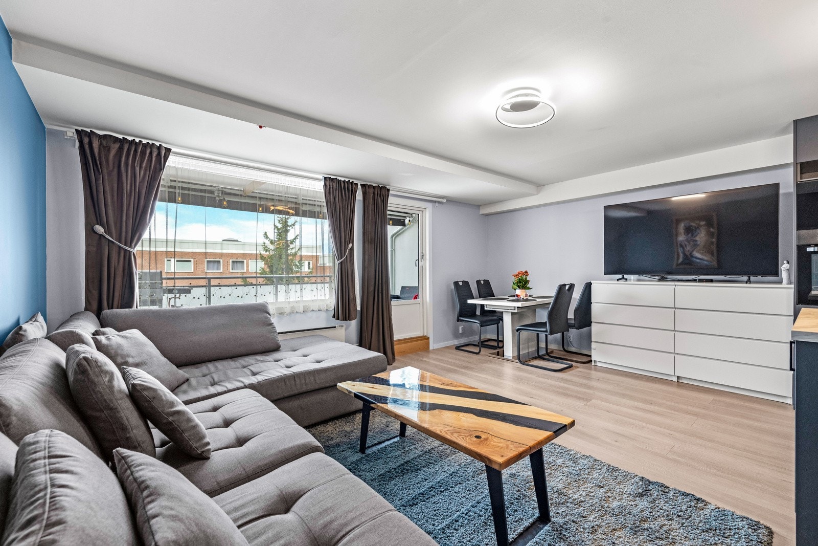 Allrommet har malte overflater, laminatgulv og store vindusflater mot balkongen som gir rikelig med lys på dagtid. Galleribilde