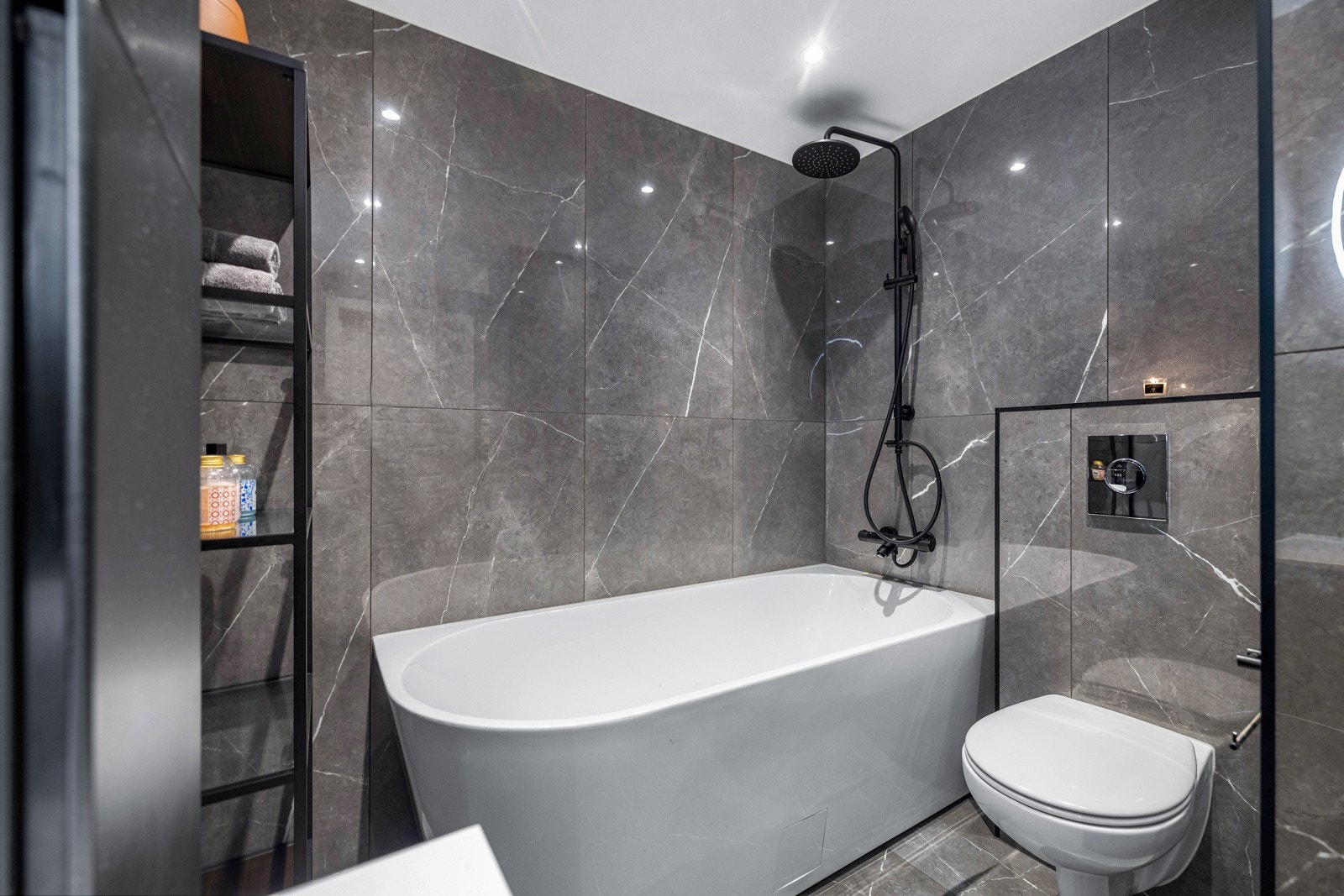 Her er det både badekar og regnfallsdusj. Galleribilde