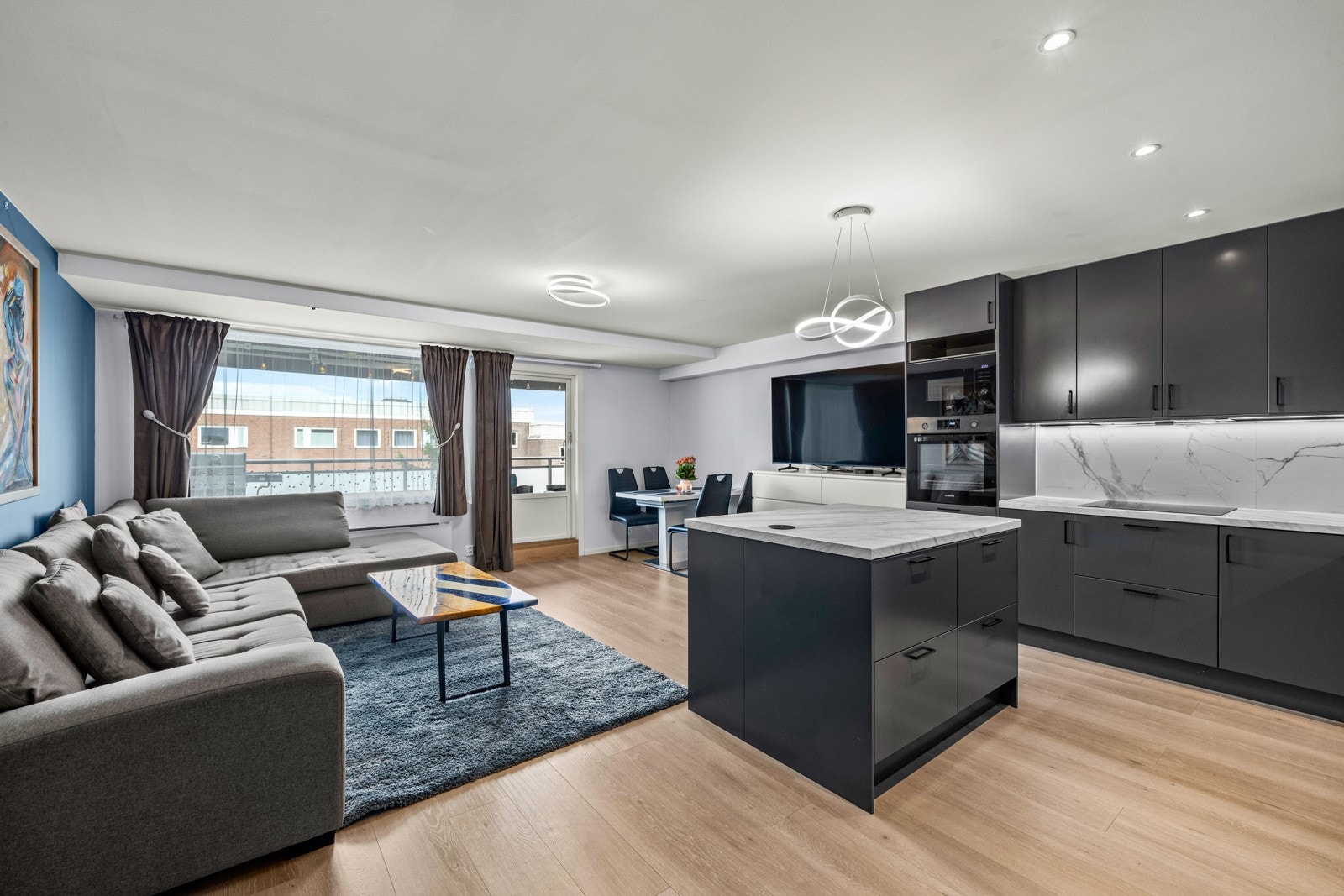 Stue og kjøkken ligger i en åpen løsning, tilbaketrukket fra soverommene og badet. Galleribilde