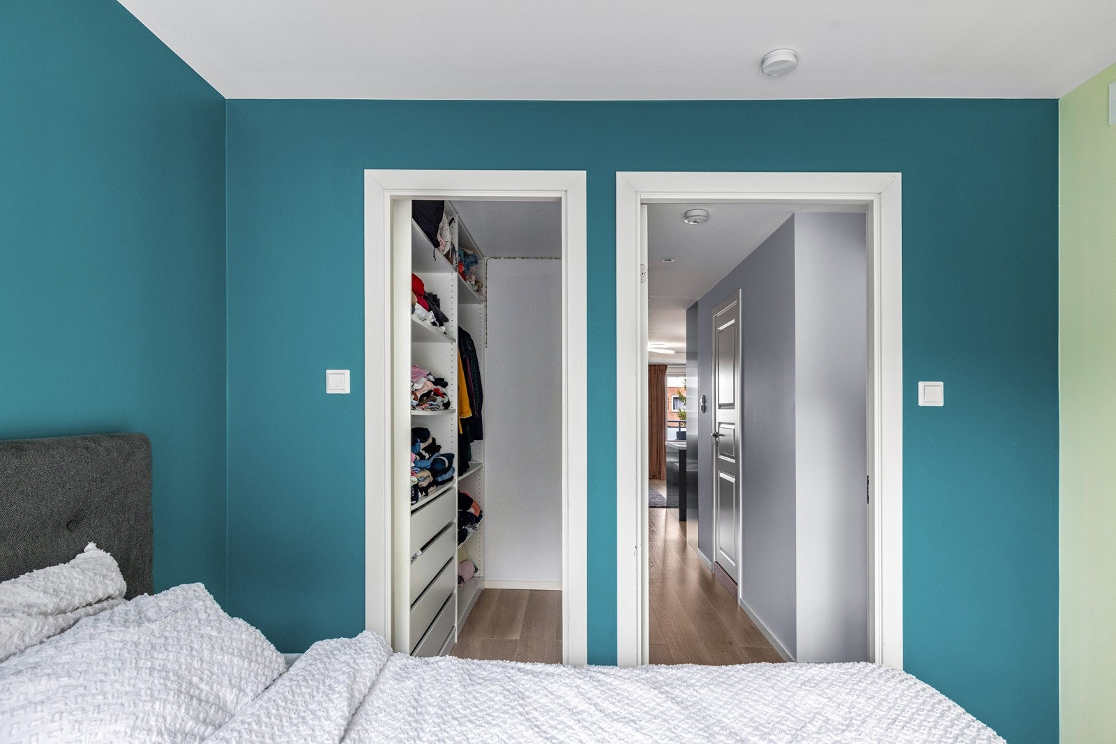 Bod/garderoberom tilknyttet hovedsoverommet. Galleribilde