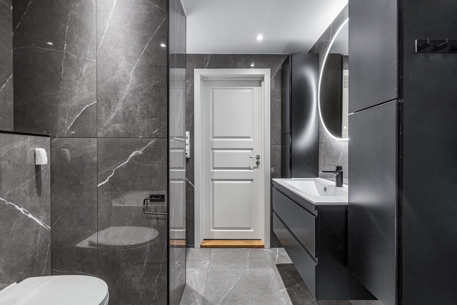 Det er god plass til baderomsartiklene i både veggskap og i skuffeseksjonen under servanten. Galleribilde