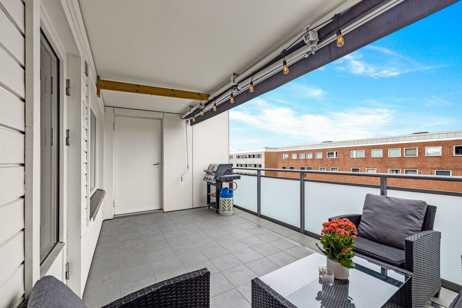 Balkongen måler hele 14 kvm og har i tillegg en utebod på ca. 6 kvm. Galleribilde