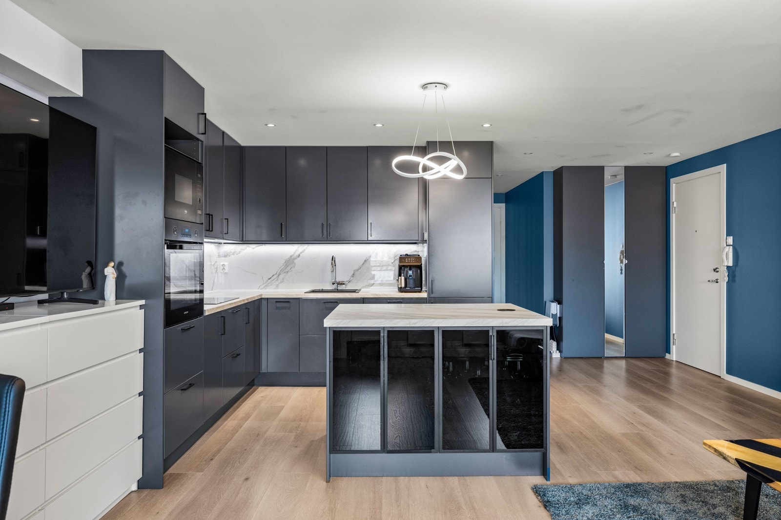 Kjøkkeninnredning fra Epoq med flott øy. Galleribilde