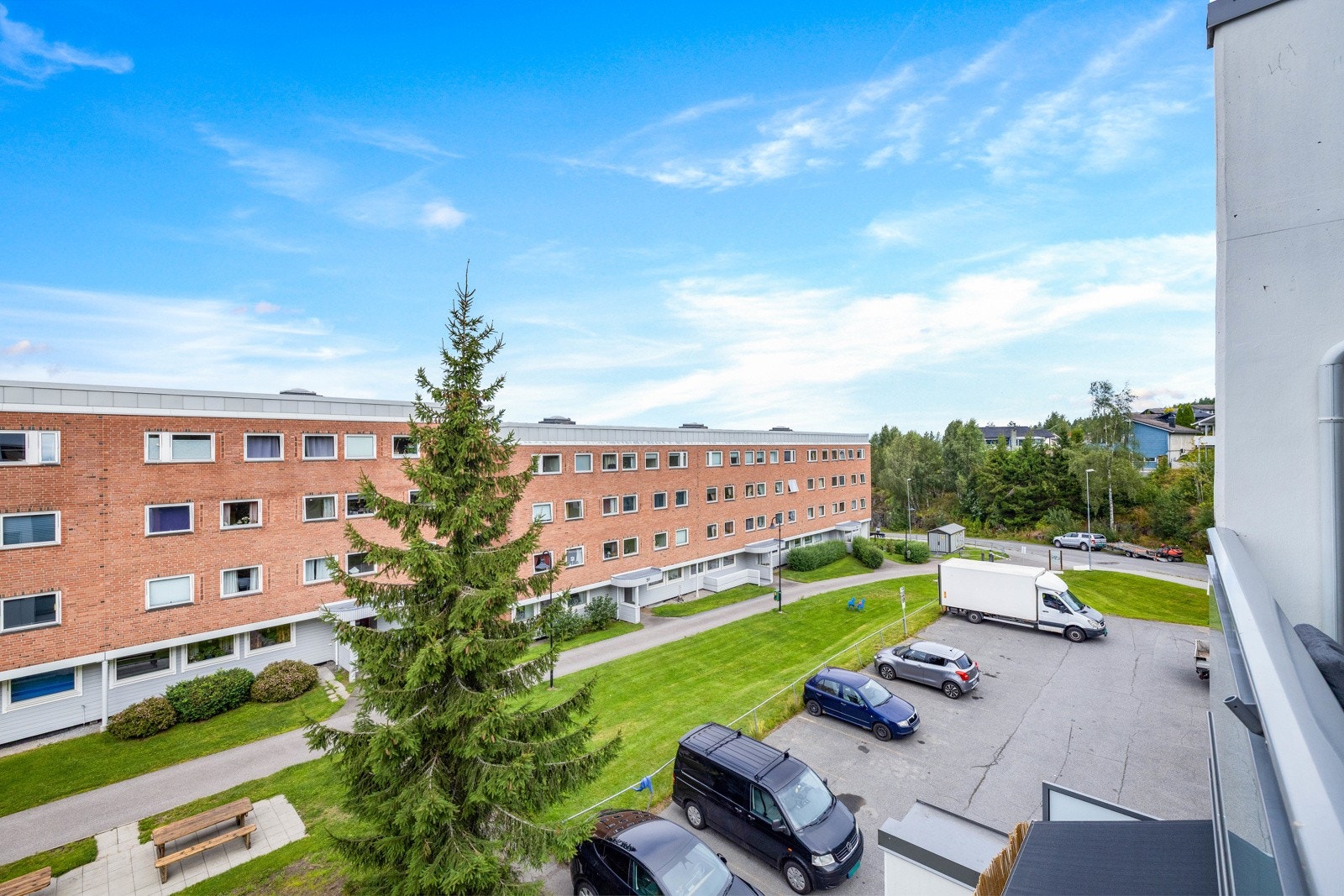 Leiligheten ligger i 3. etasje, helt på enden med gode lys- og solforhold. Galleribilde