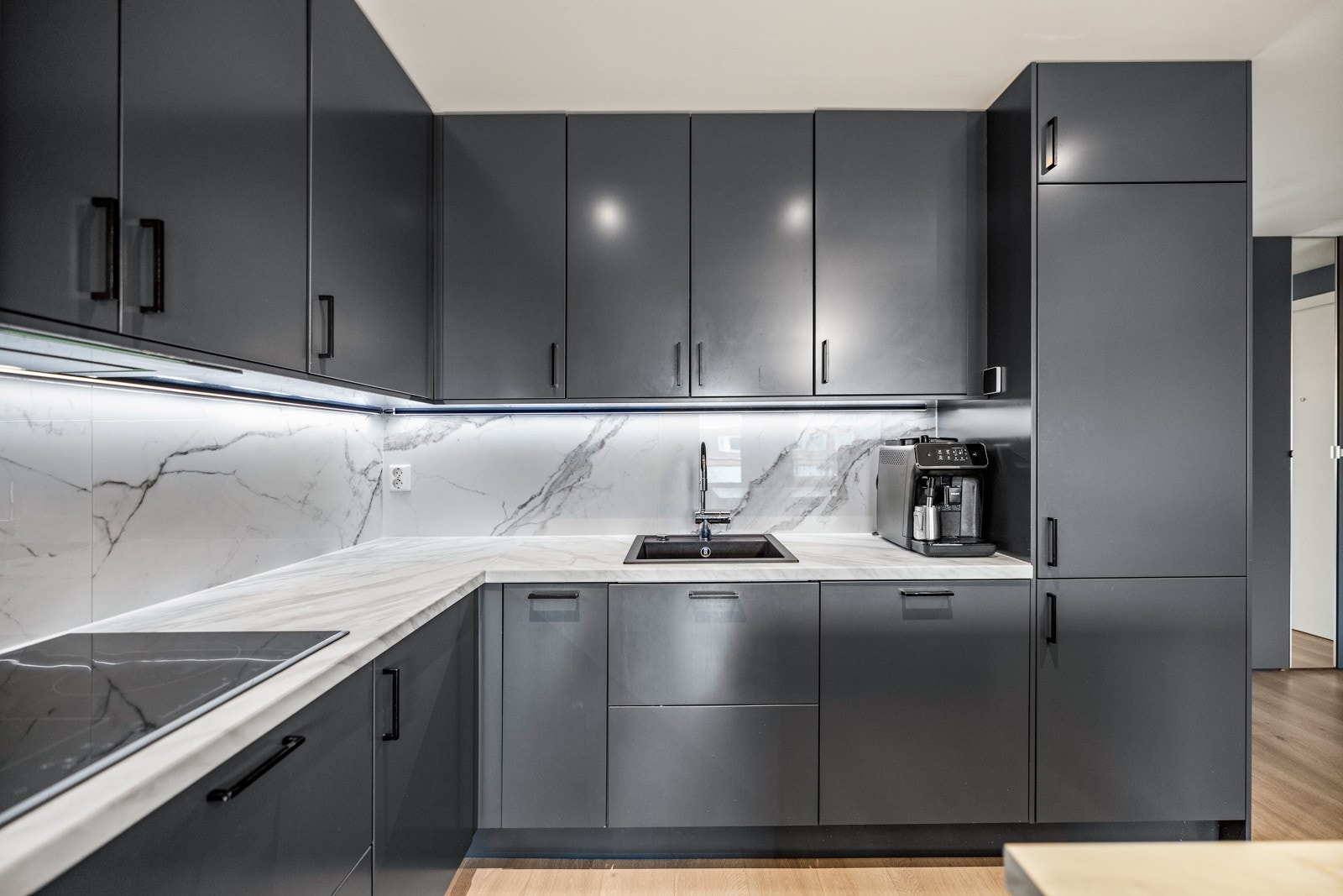 Det er belysning under overskapene, kum og selvsagt vannstopper og komfyrvakt montert. Galleribilde