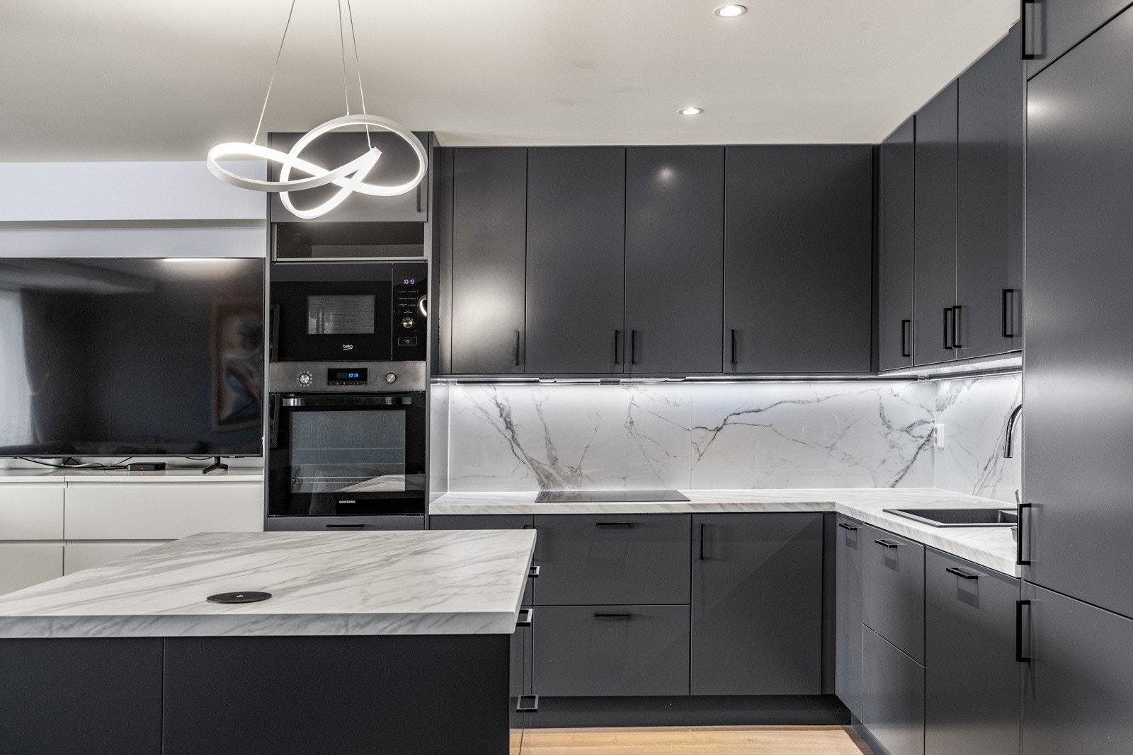 Pent utført med skap helt opp til taket og helintegrerte hvitevarer. Galleribilde