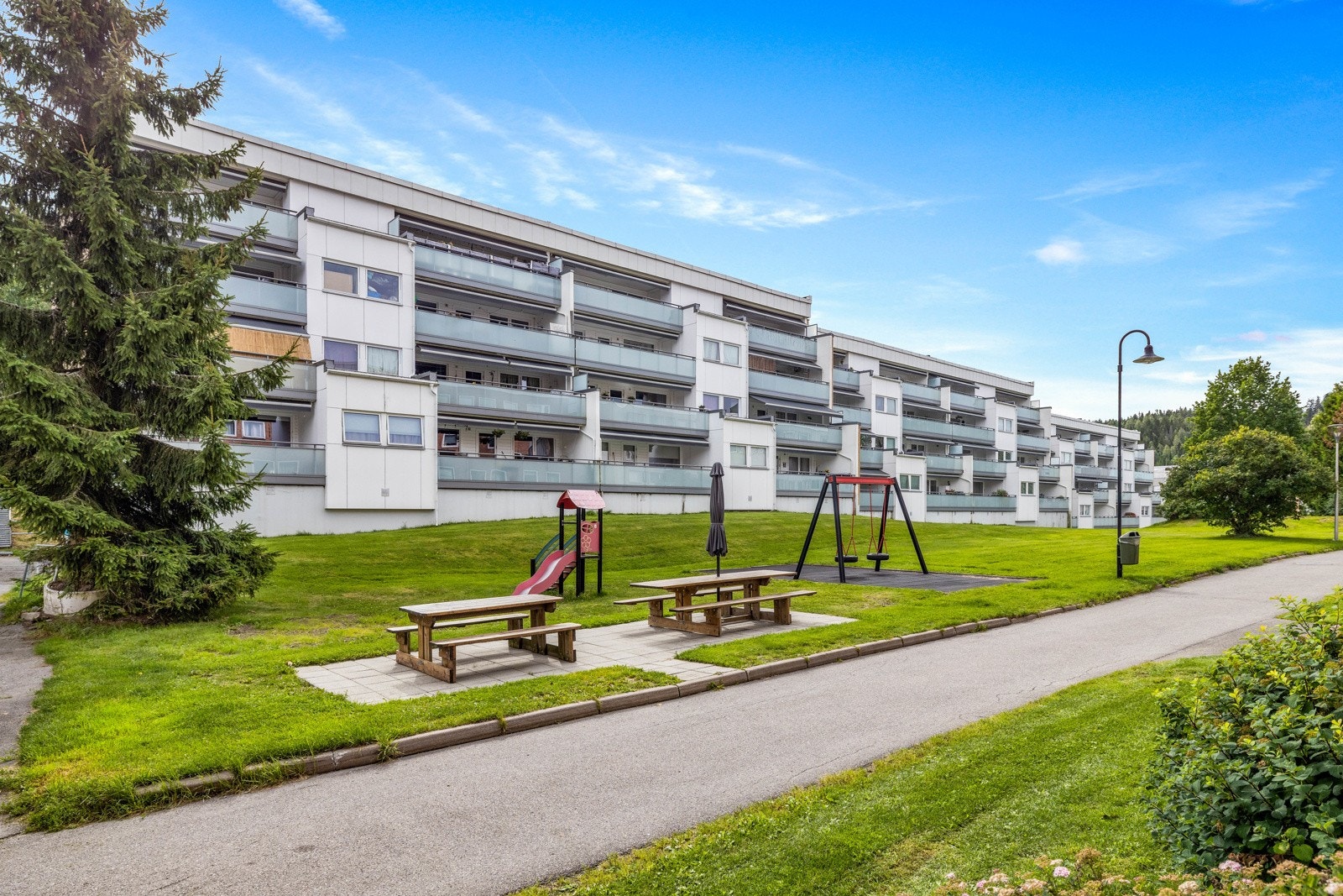 Bjørnefaret Borettslag har fine grøntområder mellom bebyggelsen, lekearealer og felles utleielokale "Bjørnestua". Galleribilde