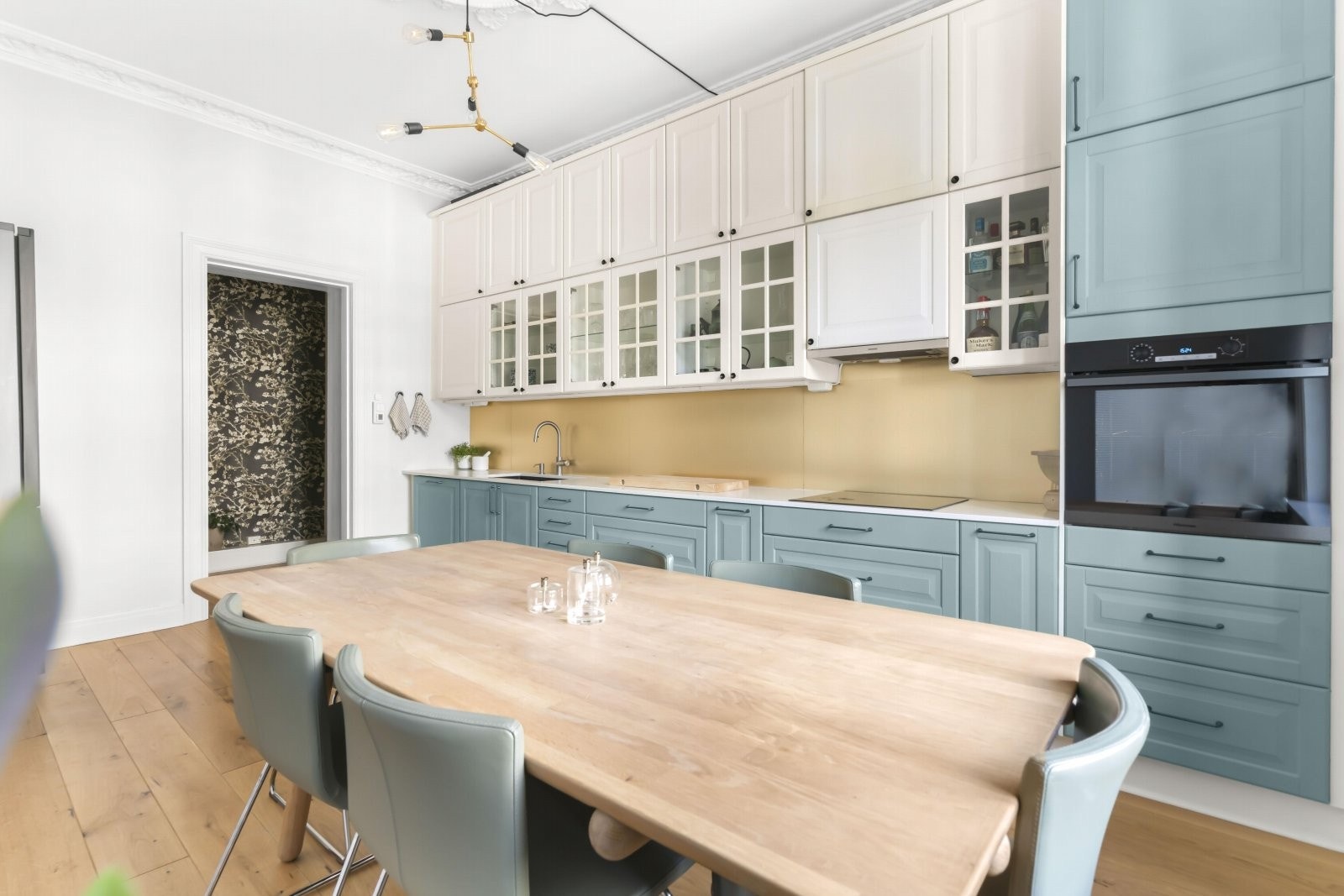 På kjøkkenet er det avsatt plass til langbord som rommer hele familien. Galleribilde