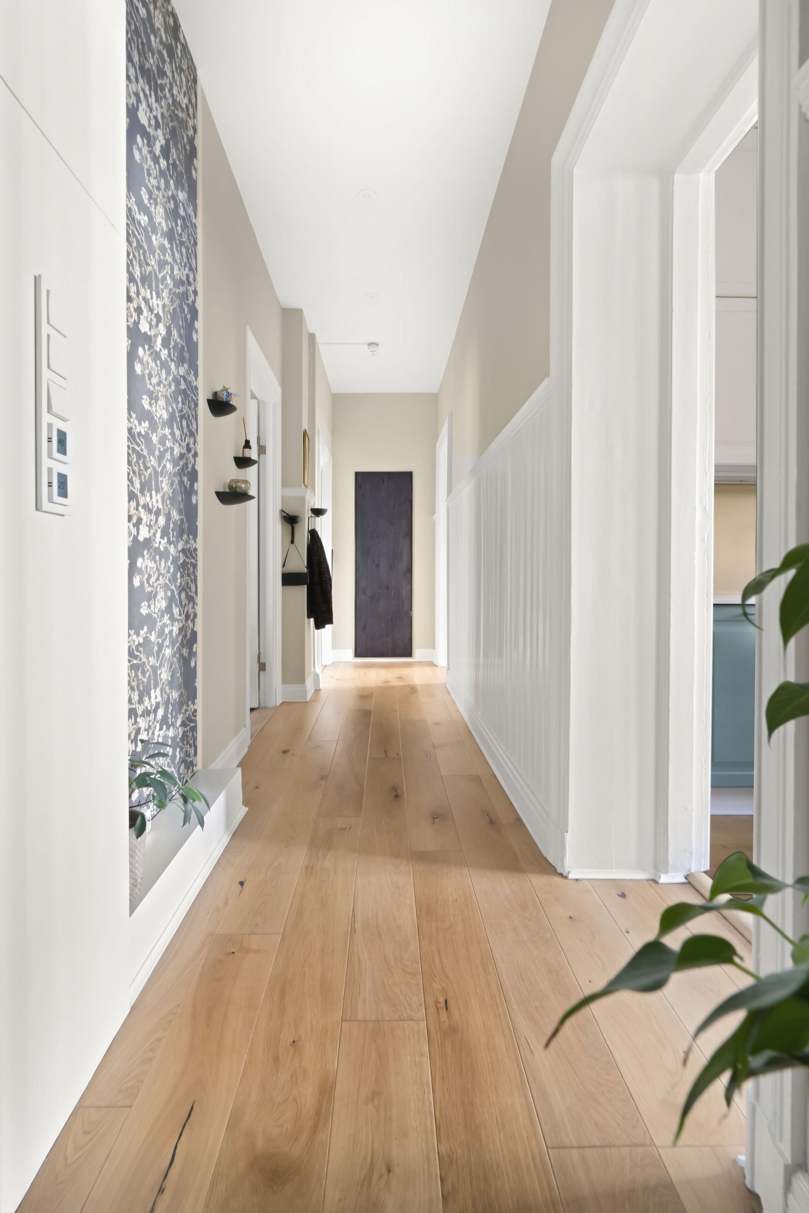 Praktisk innebygget garderobeskap med oppheng i to høyder. Galleribilde