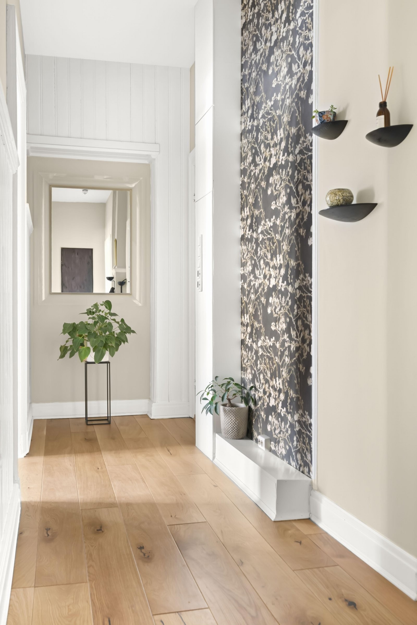 Innbydende entré med lekker eikeparkett som er gjennomgående i øvrige rom. Galleribilde