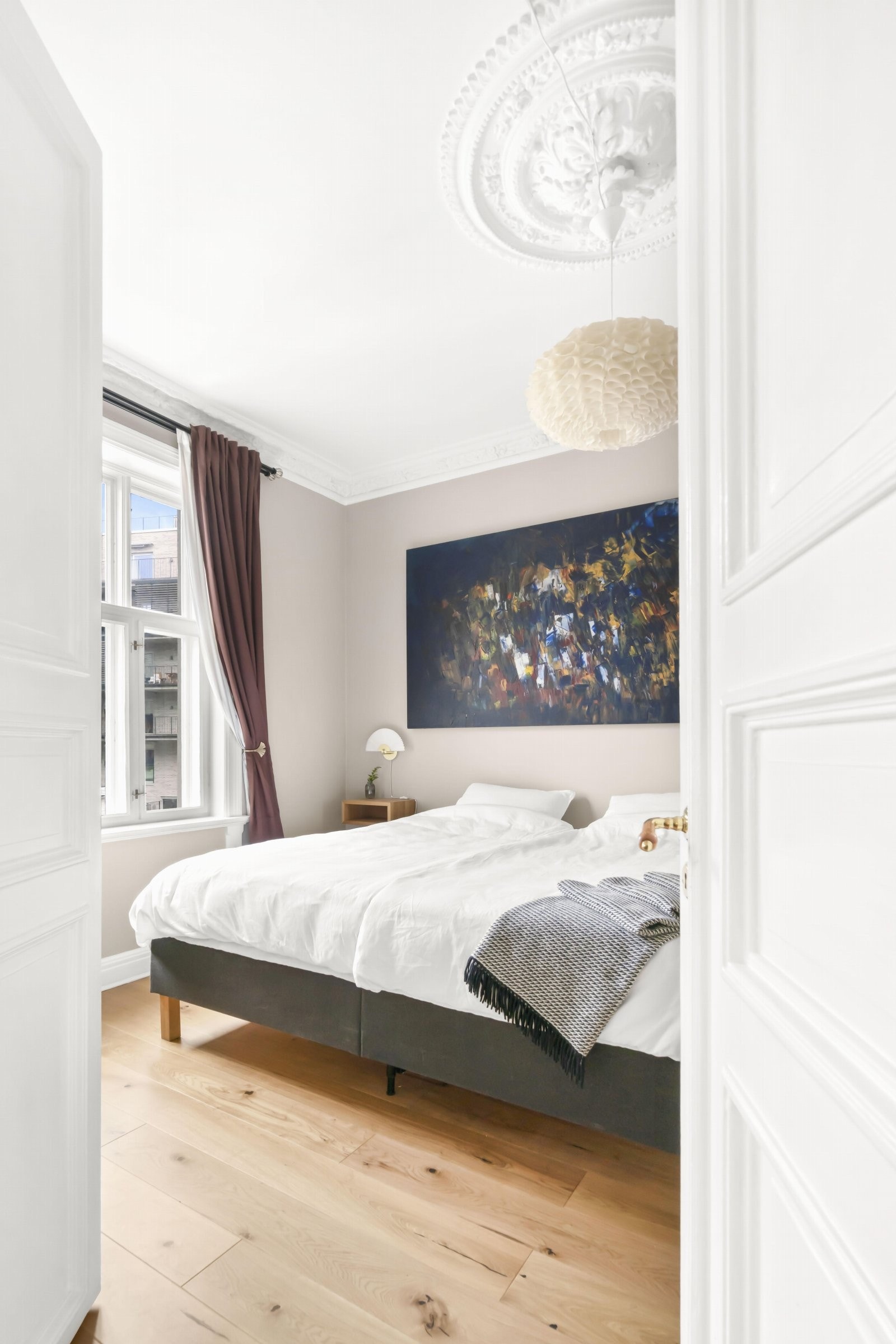 Klassiske detaljer, eikeparkett, lyse fargevalg og god takhøyde. Galleribilde