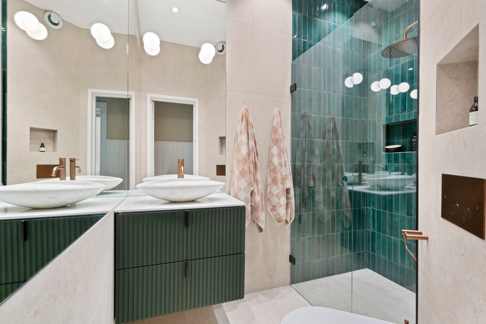 Lekkert baderom pusset opp i 2022 med behagelig gulvvarme. Galleribilde