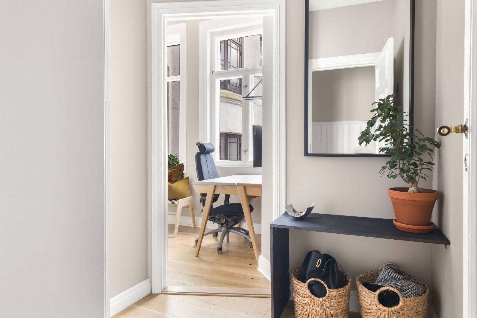 Boligens andre soverom benyttes i dag som kontor, men egner seg fint som ekstra soverom. Galleribilde