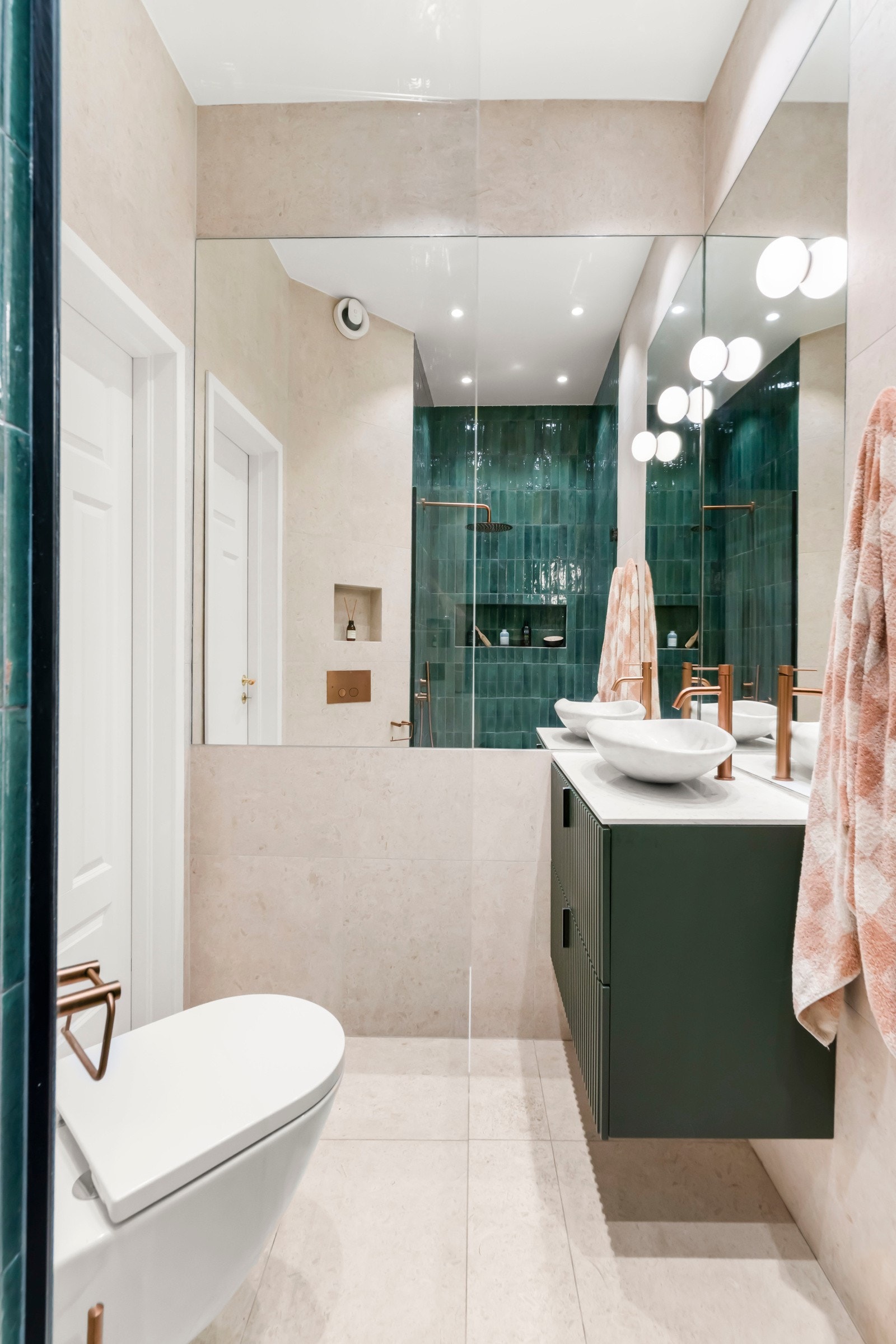 Servantskap med profilerte, folierte fronter og heldekkende servant. Galleribilde