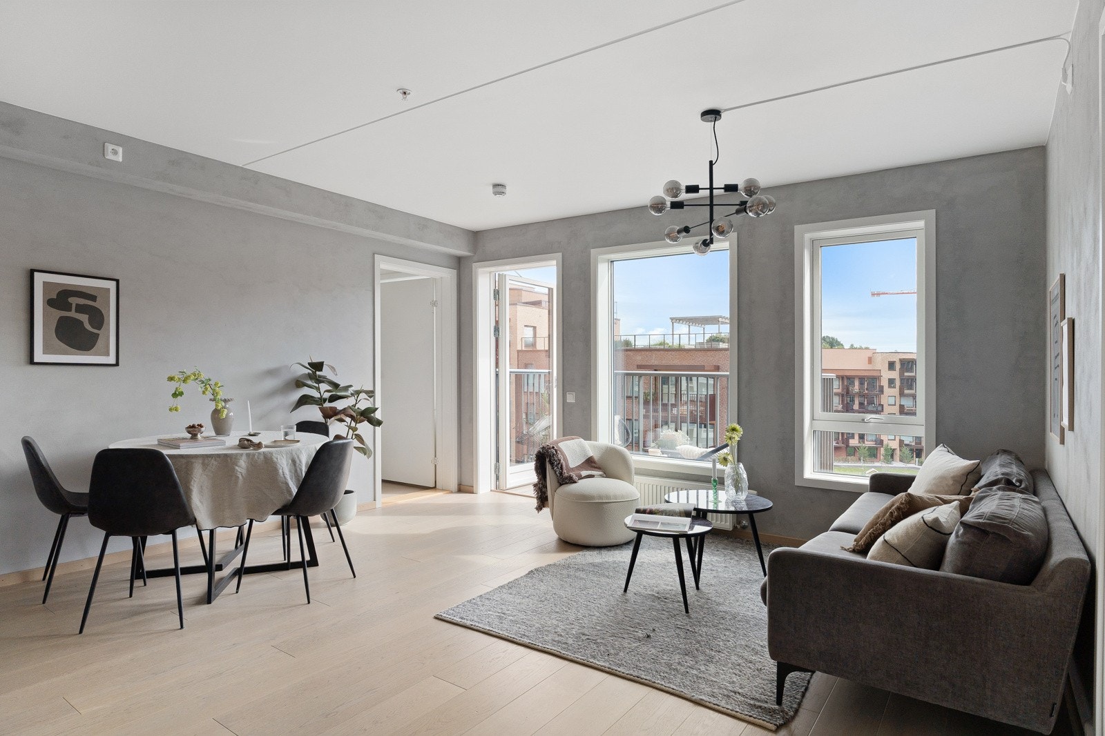 Leiligheten har en lys og innbydende stue med moderne preg og god romfølelse. Galleribilde