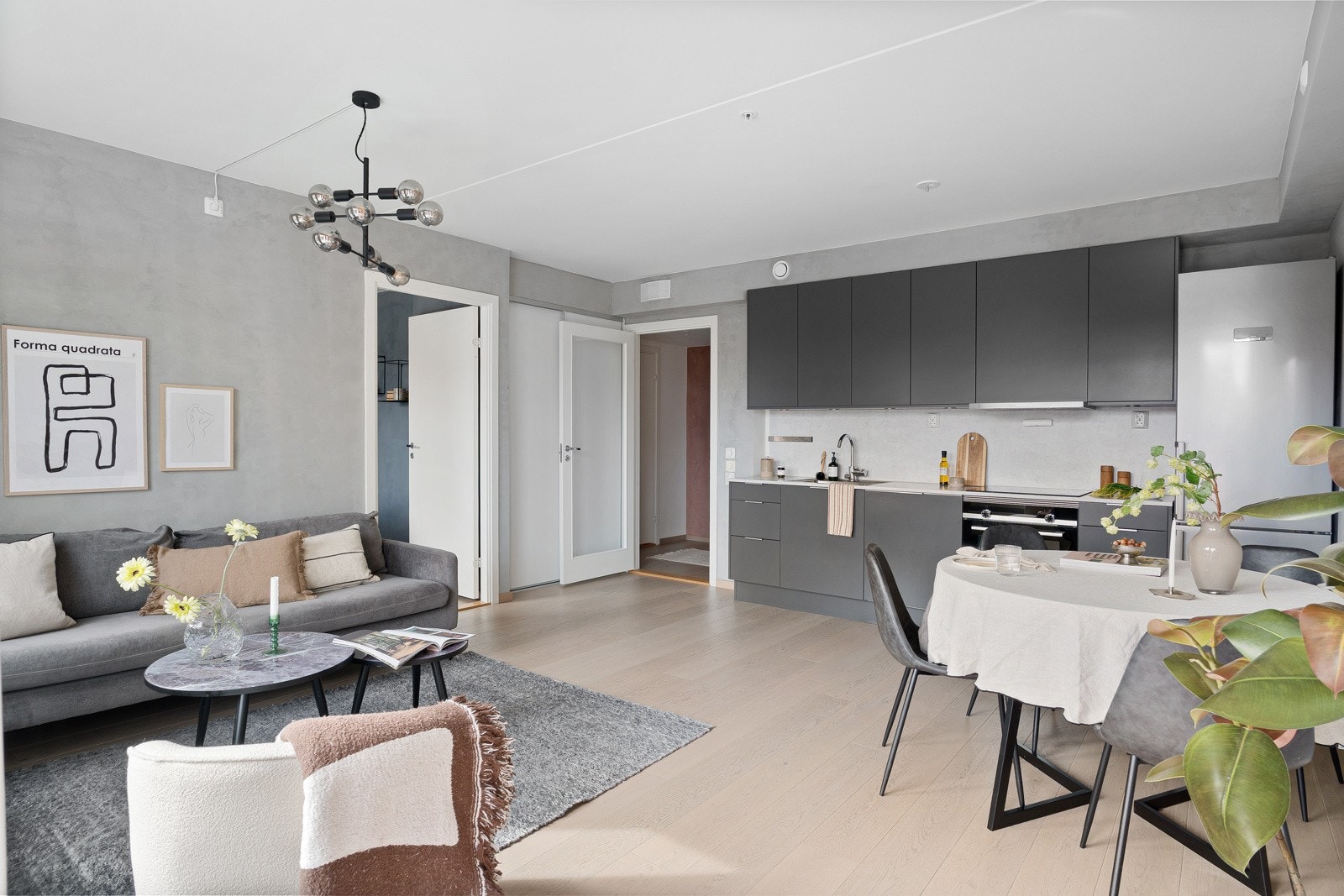 Stuen ligger i en åpen og sosial løsning med kjøkkenet, og har god plass til både spisebord og sofagruppe. Galleribilde