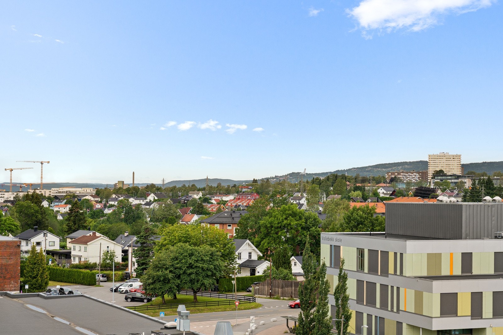Vollebekkveien 4B ligger i et populært og moderne boligområde som har gjennomgått betydelig utvikling de siste årene. Galleribilde