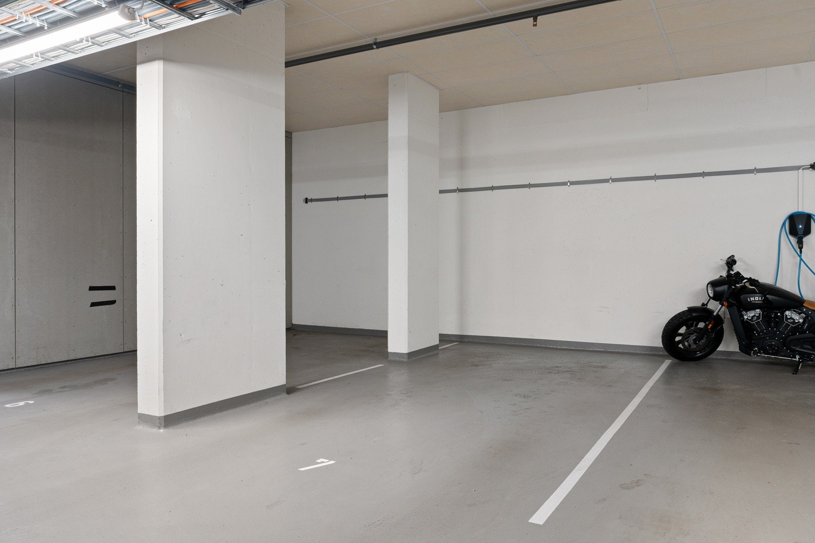 Det medfølger parkeringsplass i felles garasjeanlegg med direkte heisadkomst. Det er tilrettelagt for montering av el-billader. Galleribilde