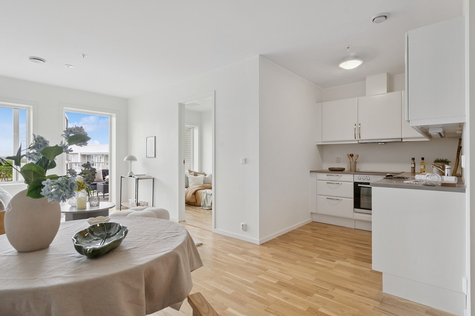 Det er åpen kjøkkenløsning med god plass til spisebord Galleribilde