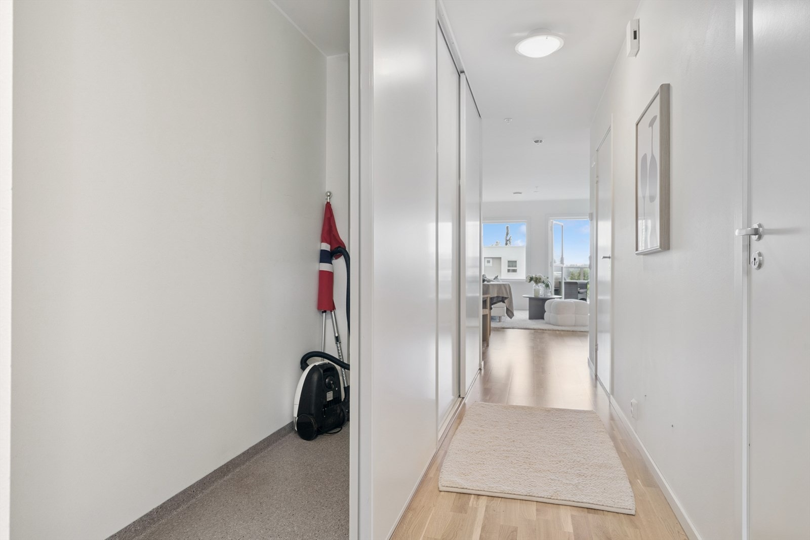 Gang med god oppbevaringsplass Galleribilde