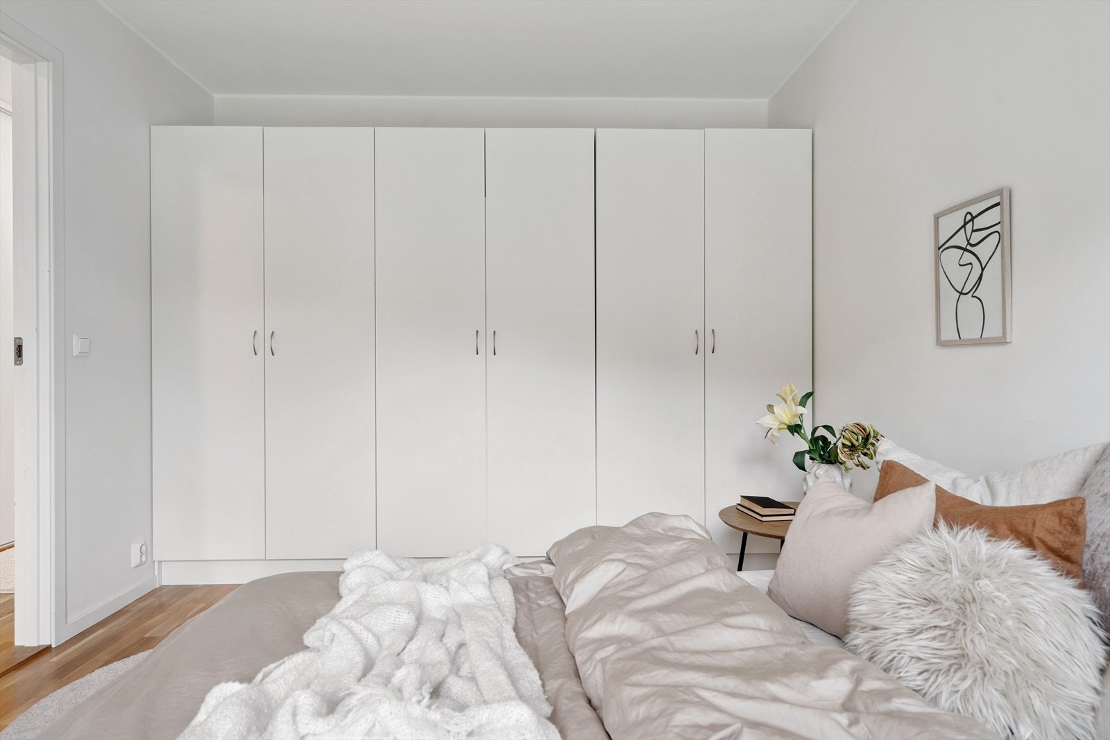 Stort garderobeskap finner du i dag Galleribilde