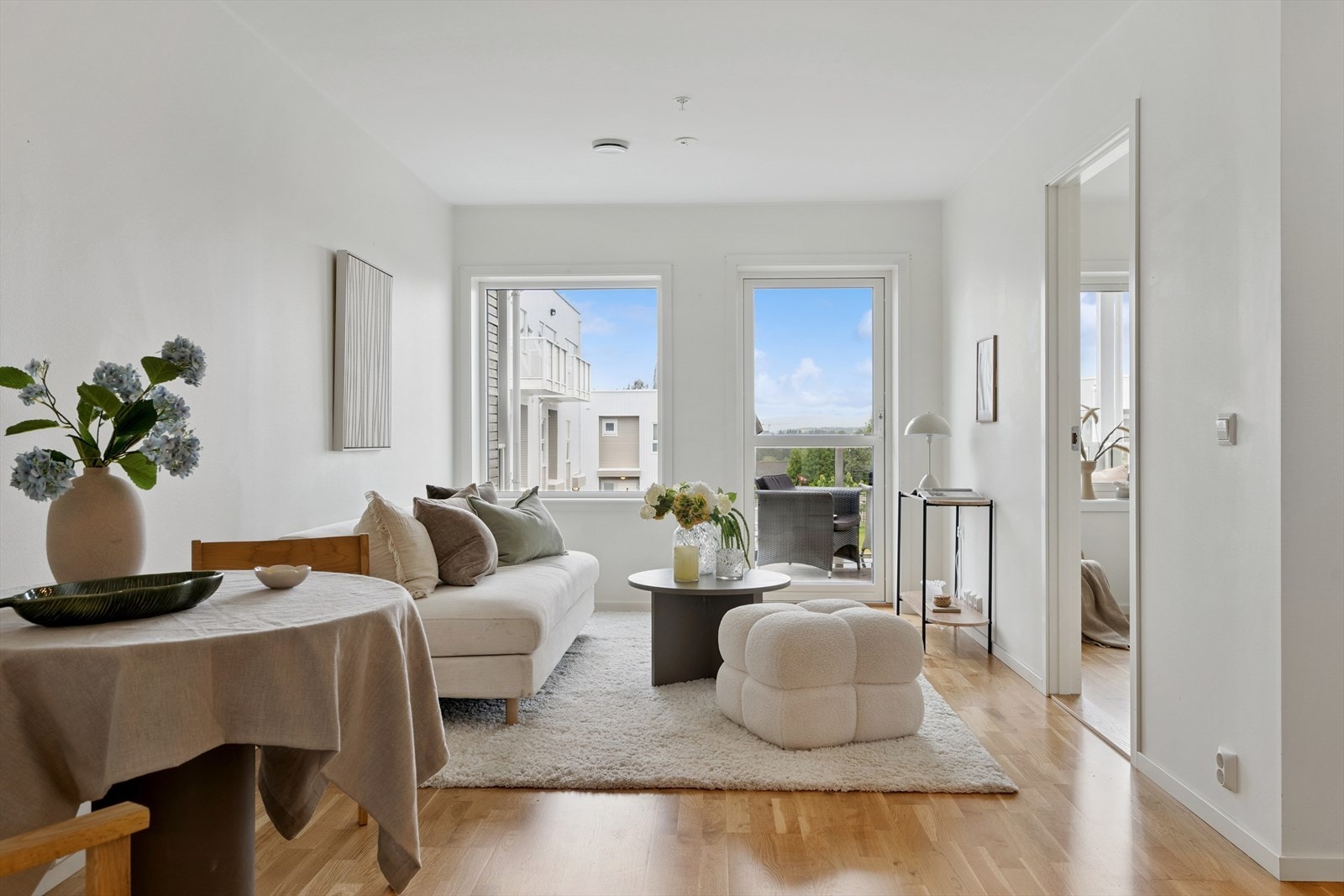 Stuen gir godt med plass til sofa- og TV krok Galleribilde