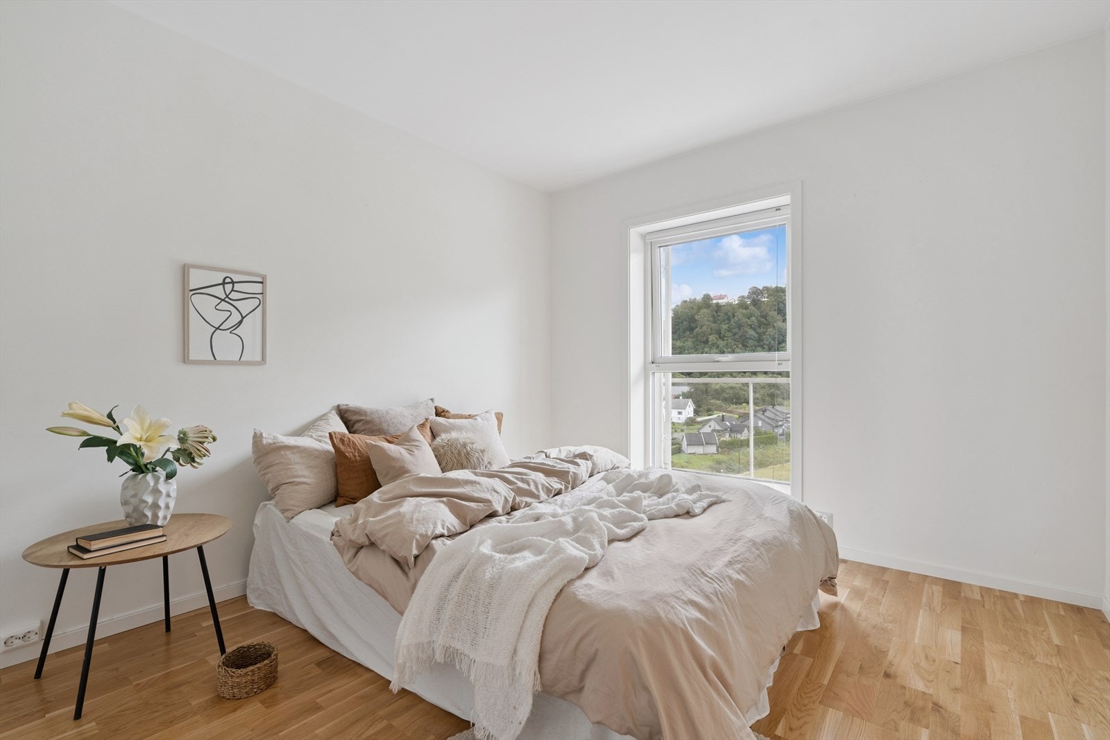 Stort og luftig hovedsoverom med plass til dobbeltseng, nattbord, kommode og garderobeskap Galleribilde