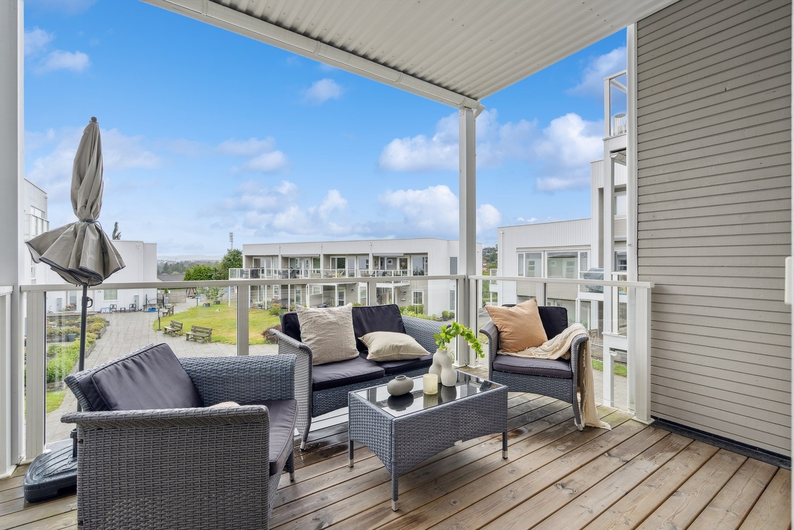 Boligen treffer på mange punkter - en familievennlig beliggenhet, heis & parkering, samt stor og fin uteplasss på hele 10kvm med gode solforhold Galleribilde