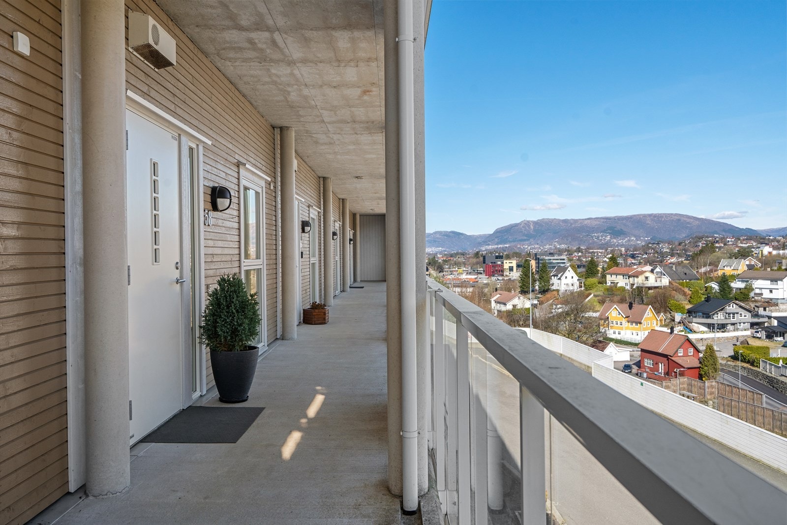 Pen og ryddig inngang. Her kan du benytte deg av morgensolen Galleribilde