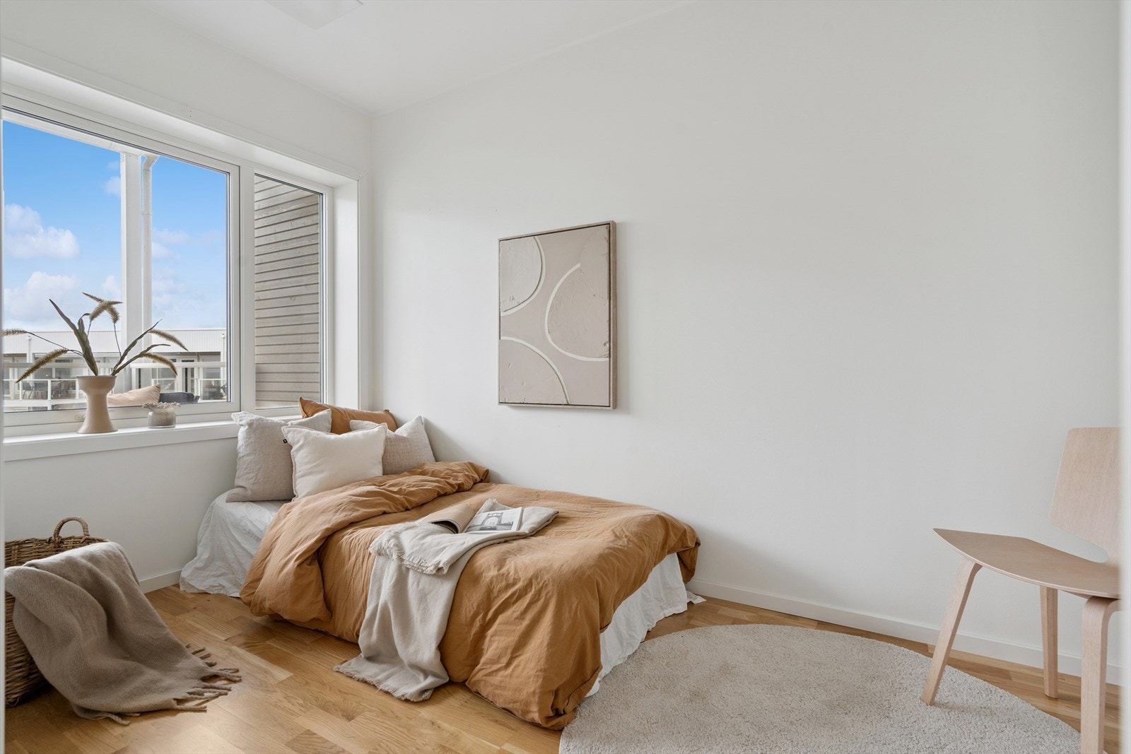 Soverom nr. 2 finner vi fra stue - godt med plass til seng, nattbord, kommode eller garderobe Galleribilde