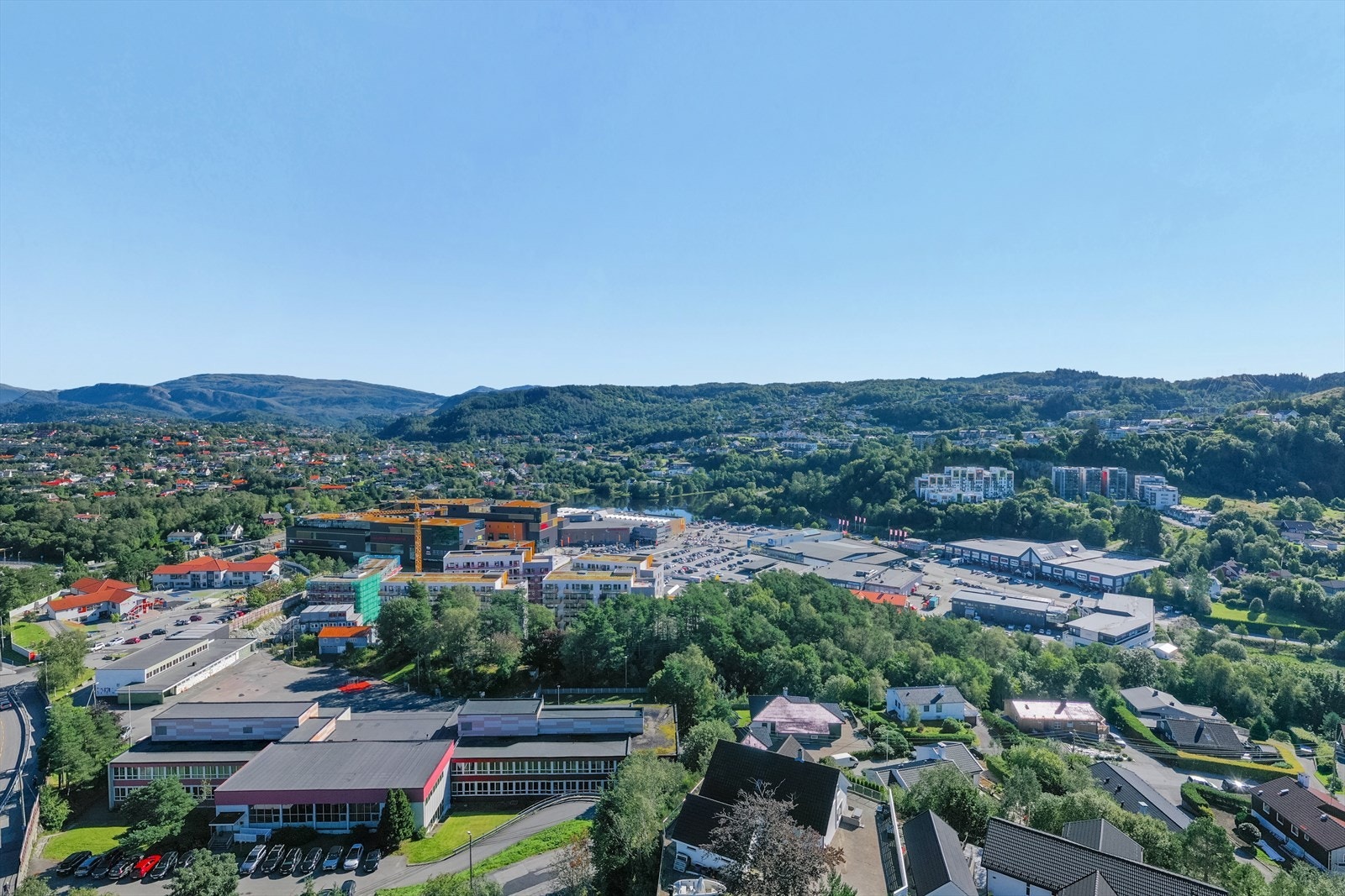 Lagunen finner vi kort vei fra leiligheten, med et stort utvalg butikker, spisesteder og aktiviteter som kino og bowling. Ikke minst er det gode kollektivmuligheter! Galleribilde