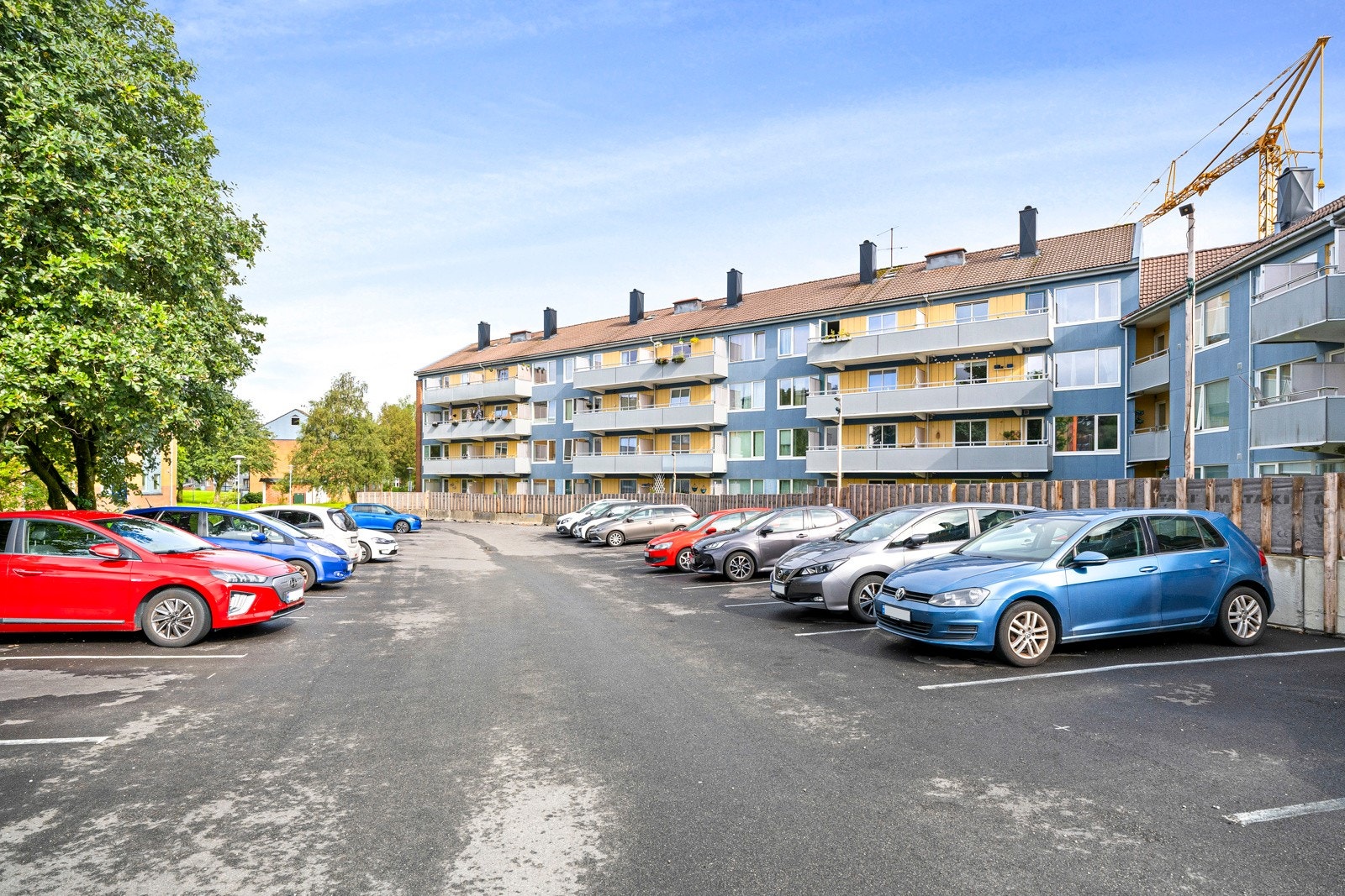 Gode parkeringsmuligheter på fellesområde bak blokken. Hver andel disponerer ett parkeringskort og ett gjestekort. Galleribilde