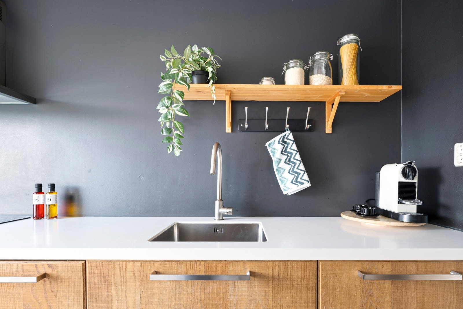 Benkeplate i hvit corian-look med nedfelt stålvask. Galleribilde