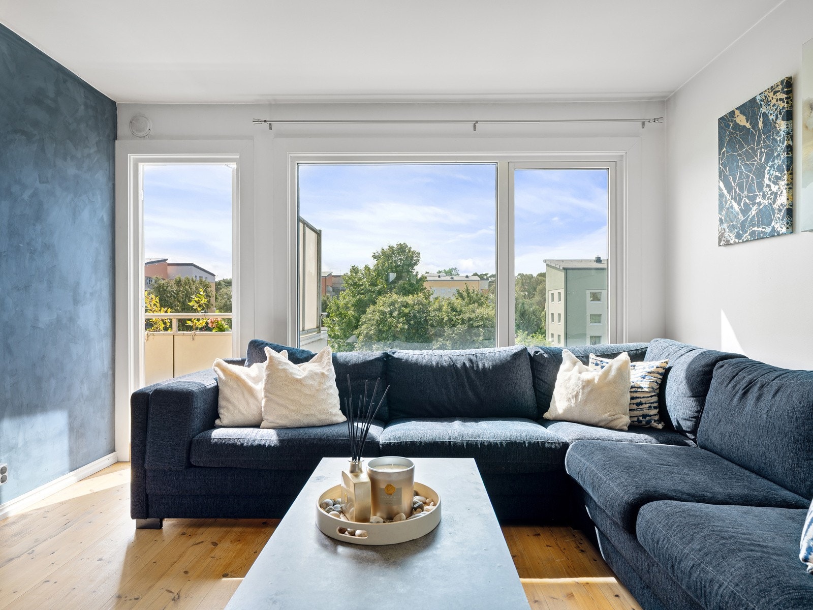 Lys og romslig stue med store vindusflater som gir godt med naturlig lys. Galleribilde