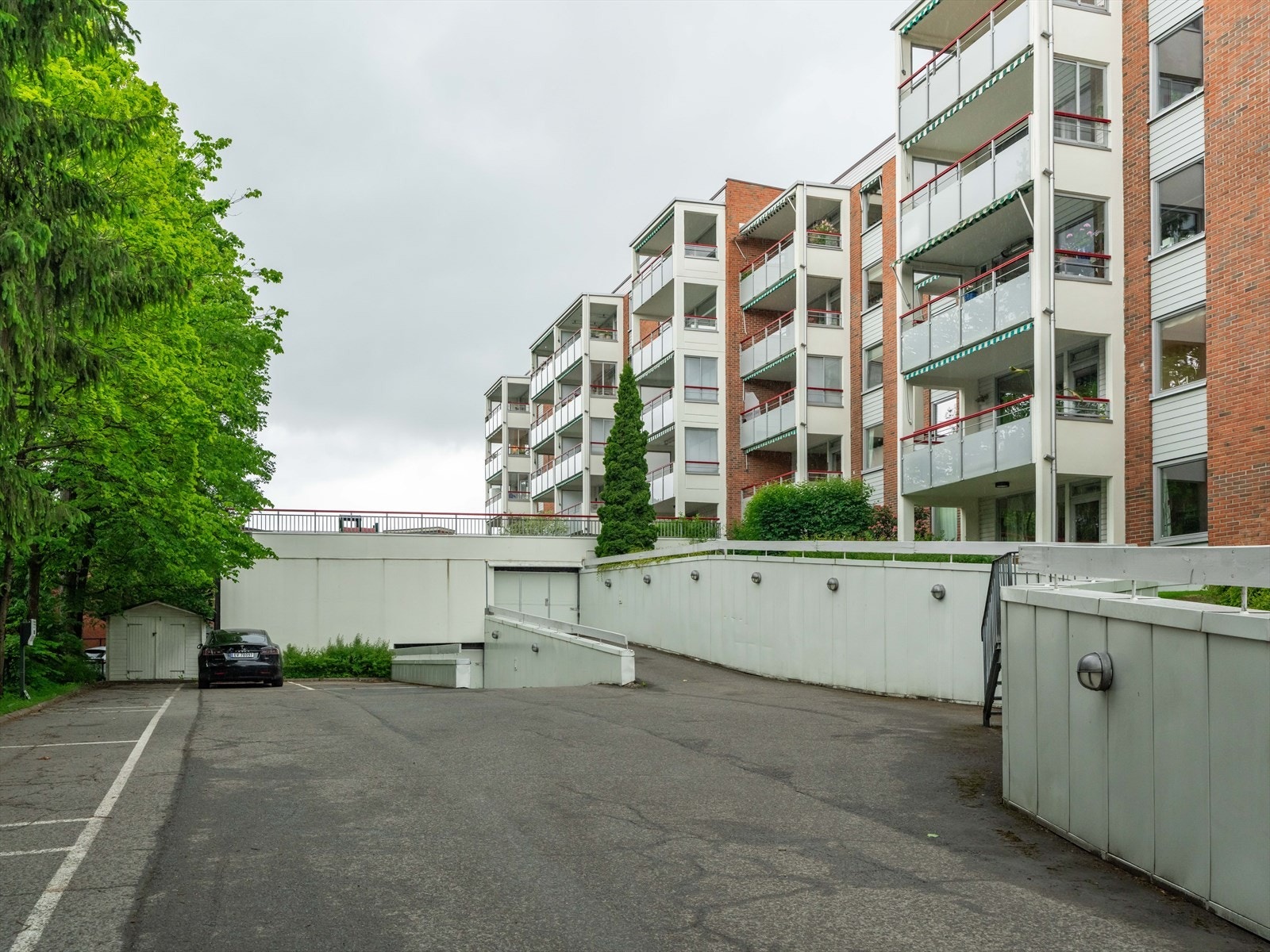Felles garasjeannlegg samt gjesteparkeringsplasser. Galleribilde