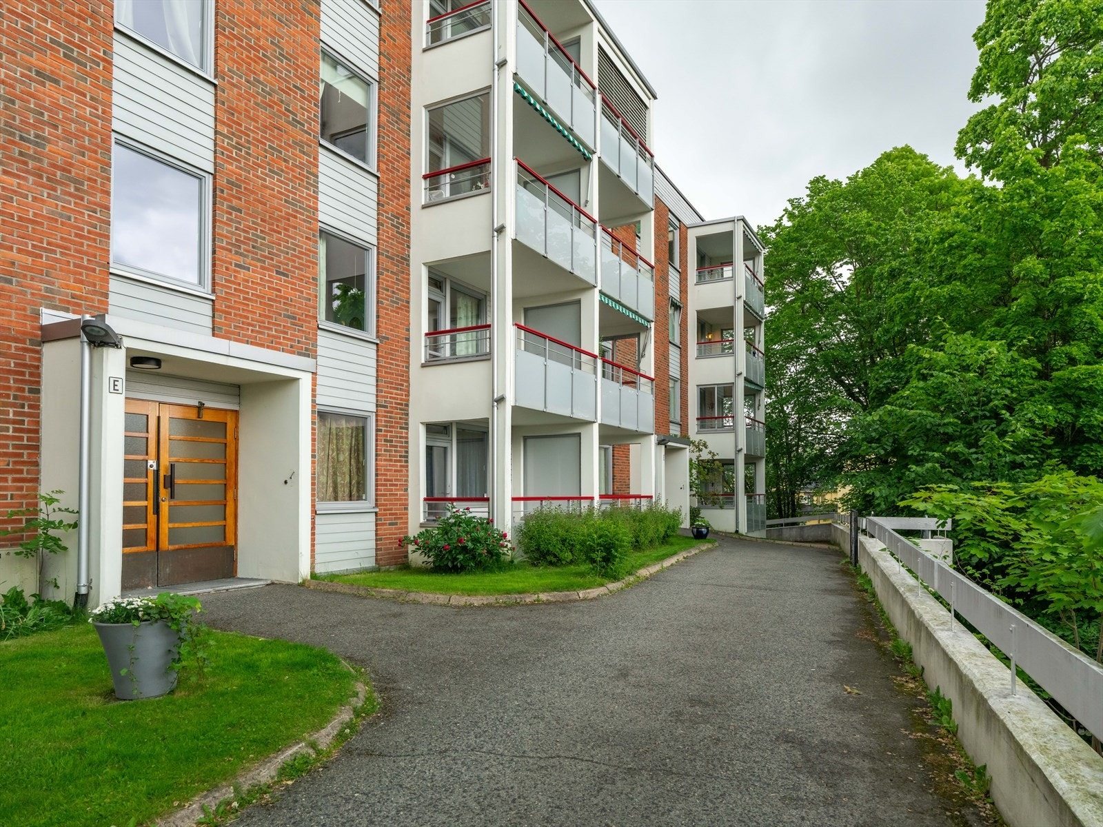 Bygget og området rundt er velholdt og pent opparbeidet. Velkommen til visning! Galleribilde