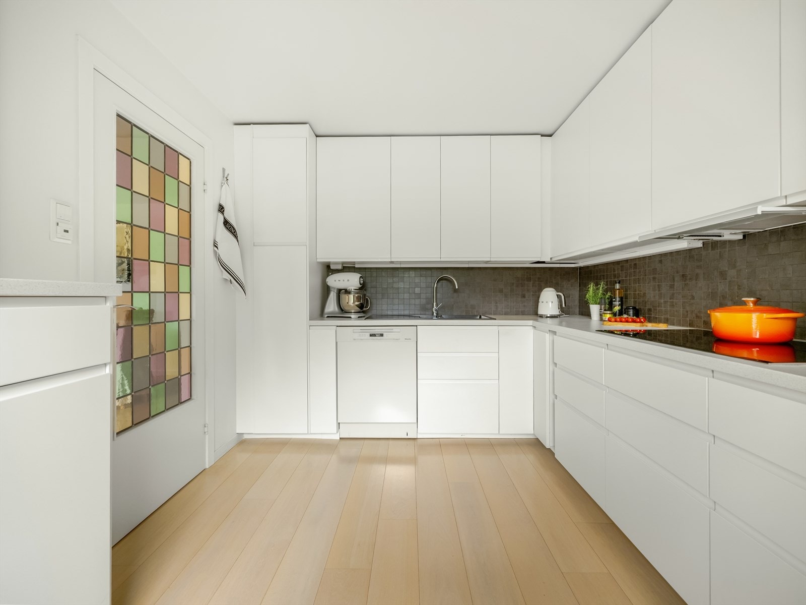 Lekkert kjøkken fra IKEA med takhøy innredning og rikelig med oppbevaringsplass. Integrerte Bosch hvitevarer. Galleribilde