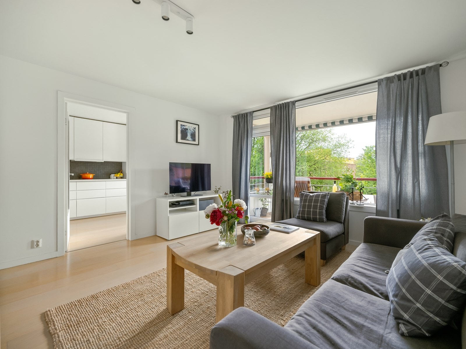Stor og åpen stue med god plass til en koselig sofagruppe med tv-møblement. Galleribilde