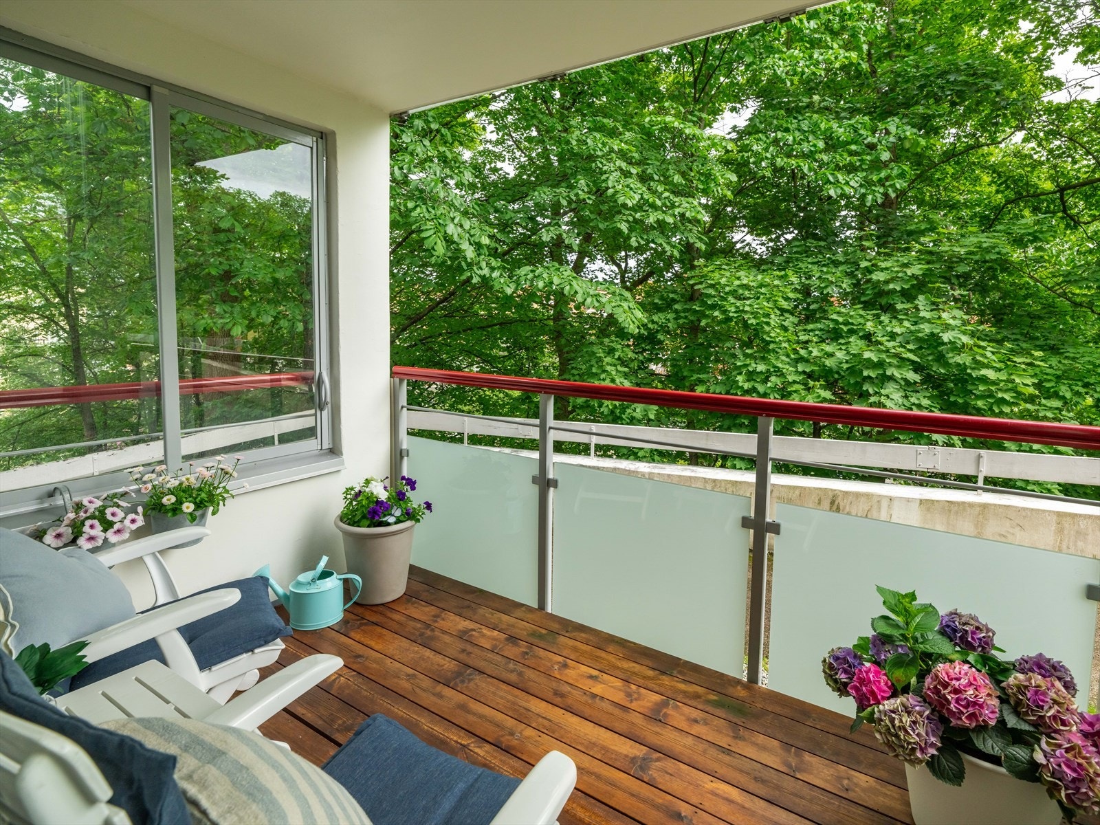 Balkongen er på 5,5 m², og har også god plass til utemøbler. Her titter morgensolen frem om sommeren. Galleribilde