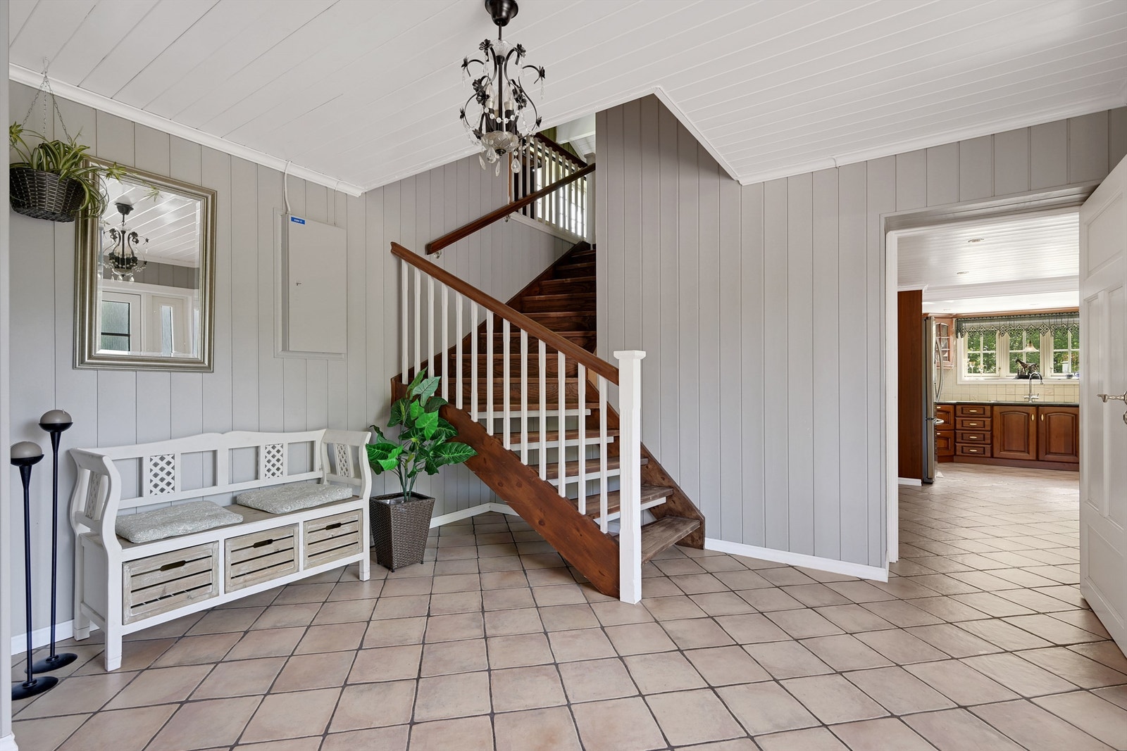 Hall med trapp til 2. etasje Galleribilde