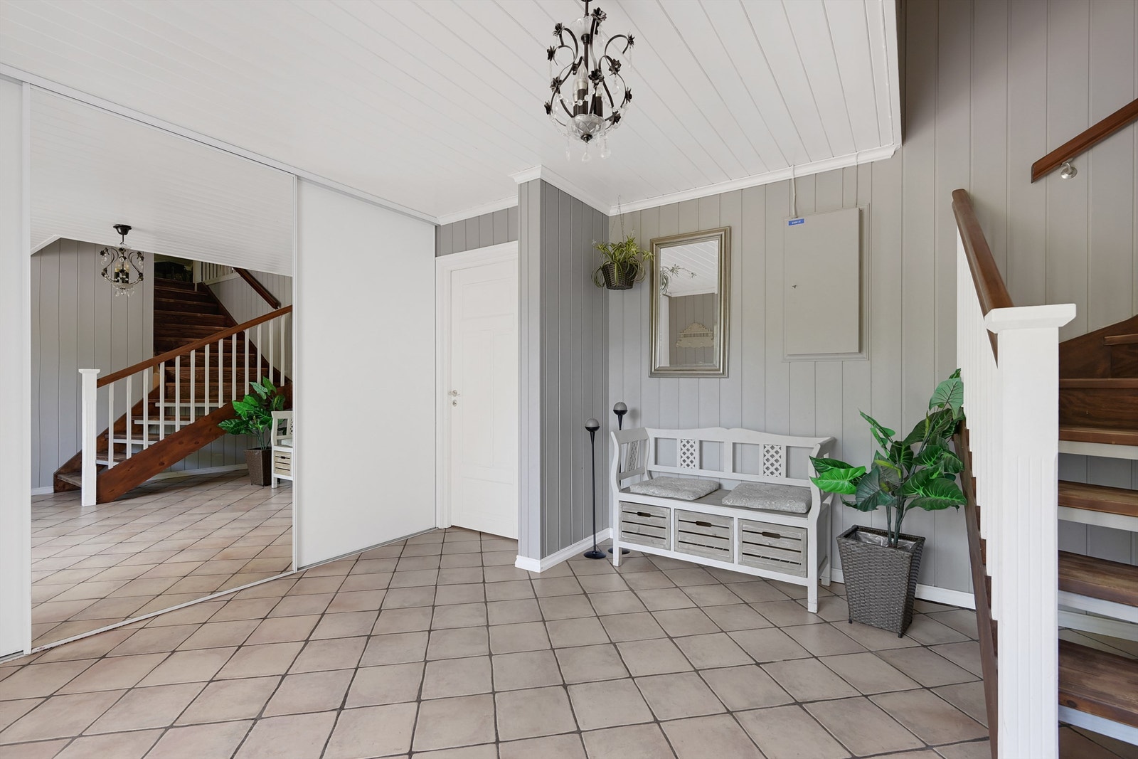 Hall med skyvedørsgarderobe Galleribilde