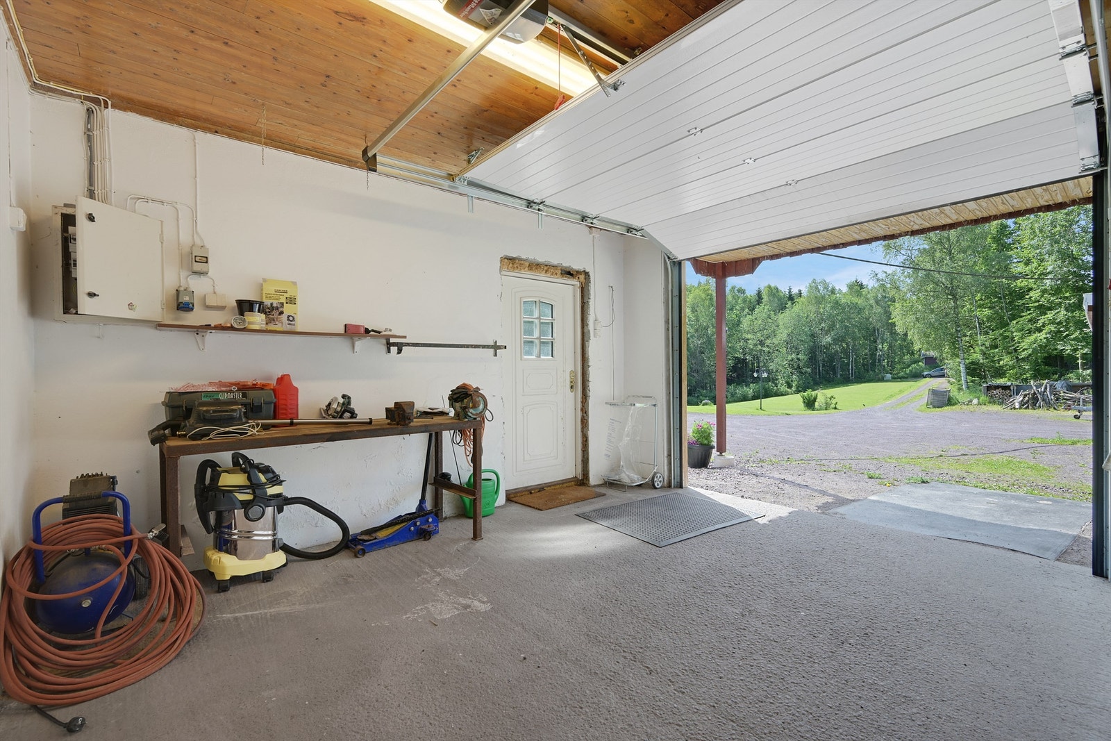 Lagringsrom i stall med automatisk portåpner Galleribilde