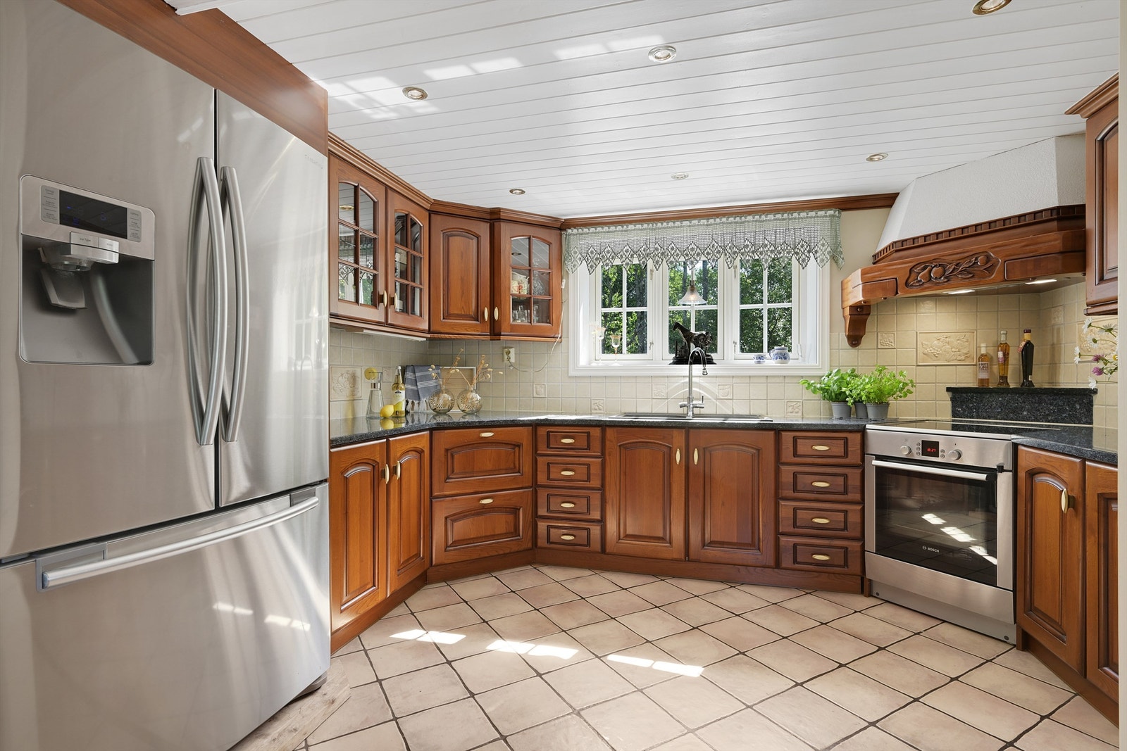 Side-by-side kjøl-/fryseskap med isbitmaskin Galleribilde