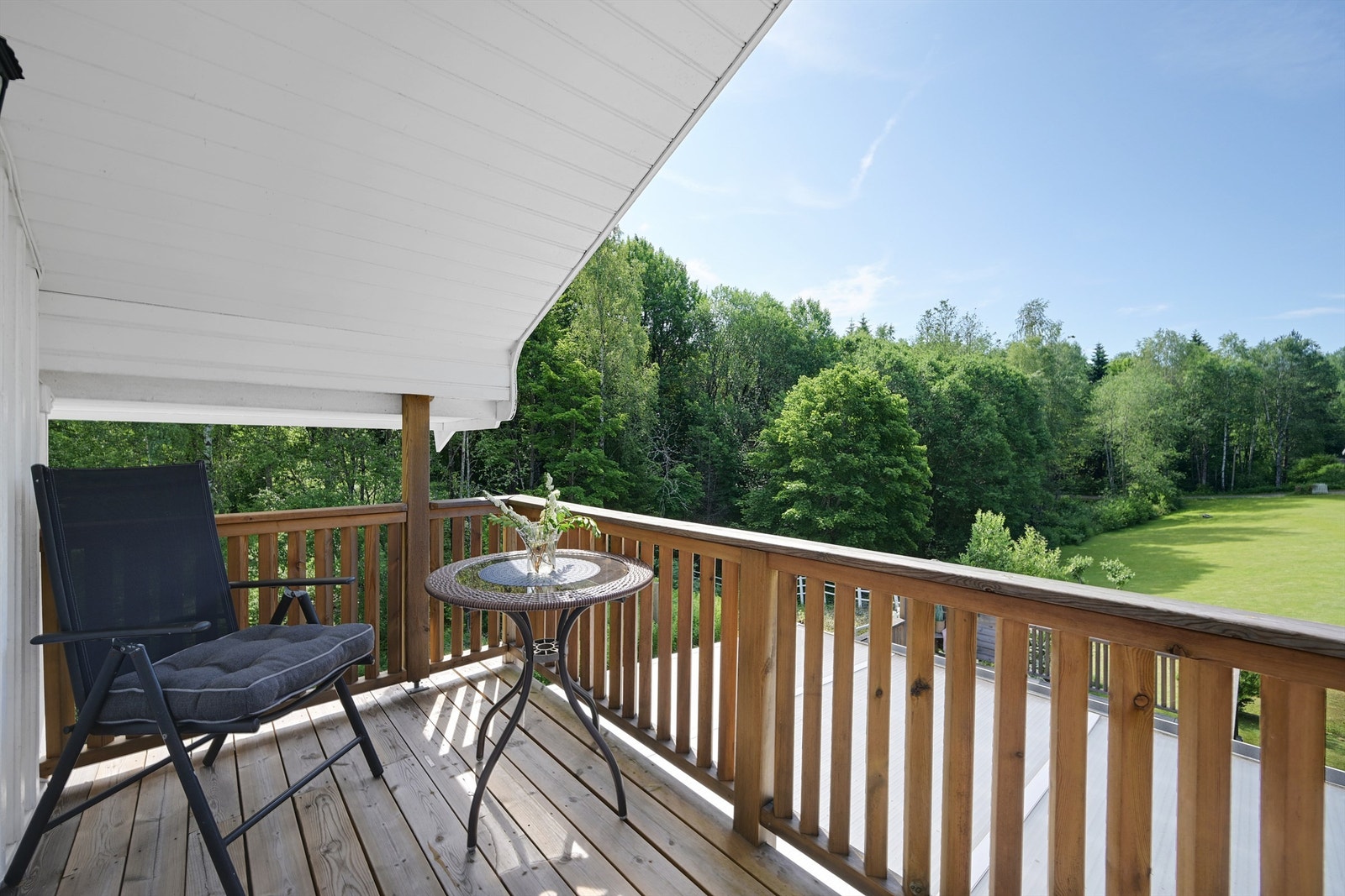 Balkong med fin utsikt til hagen Galleribilde