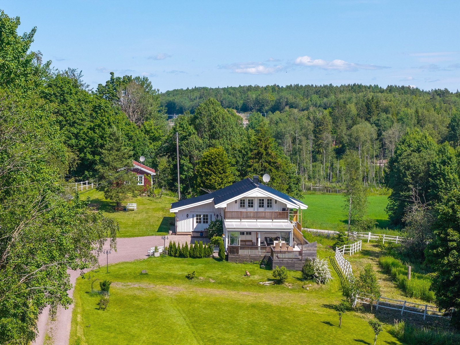 Eiendommen har 2 luftegårder i dag, -og det er mulighet for fler. Galleribilde
