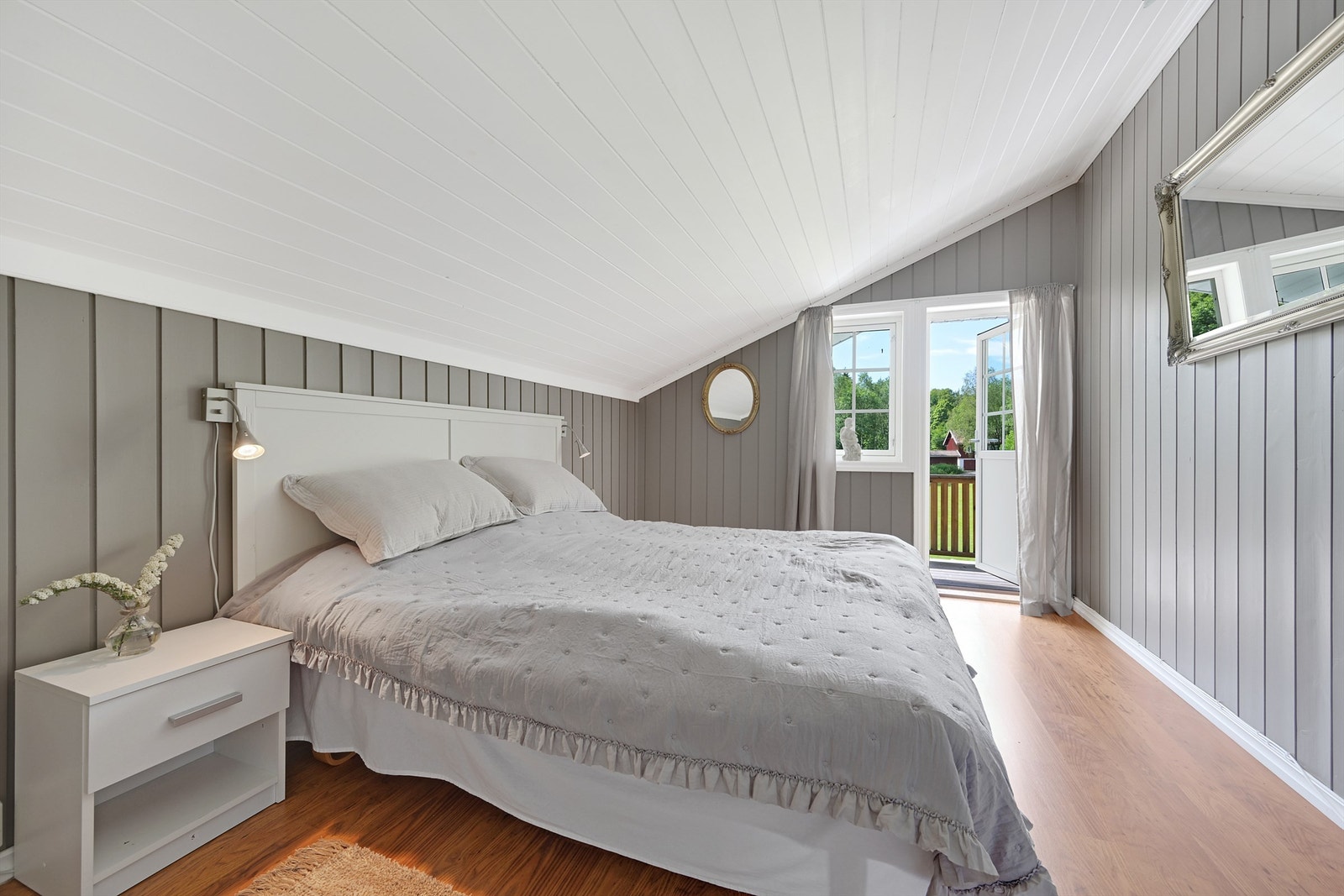 Soverom med utgang til balkong Galleribilde