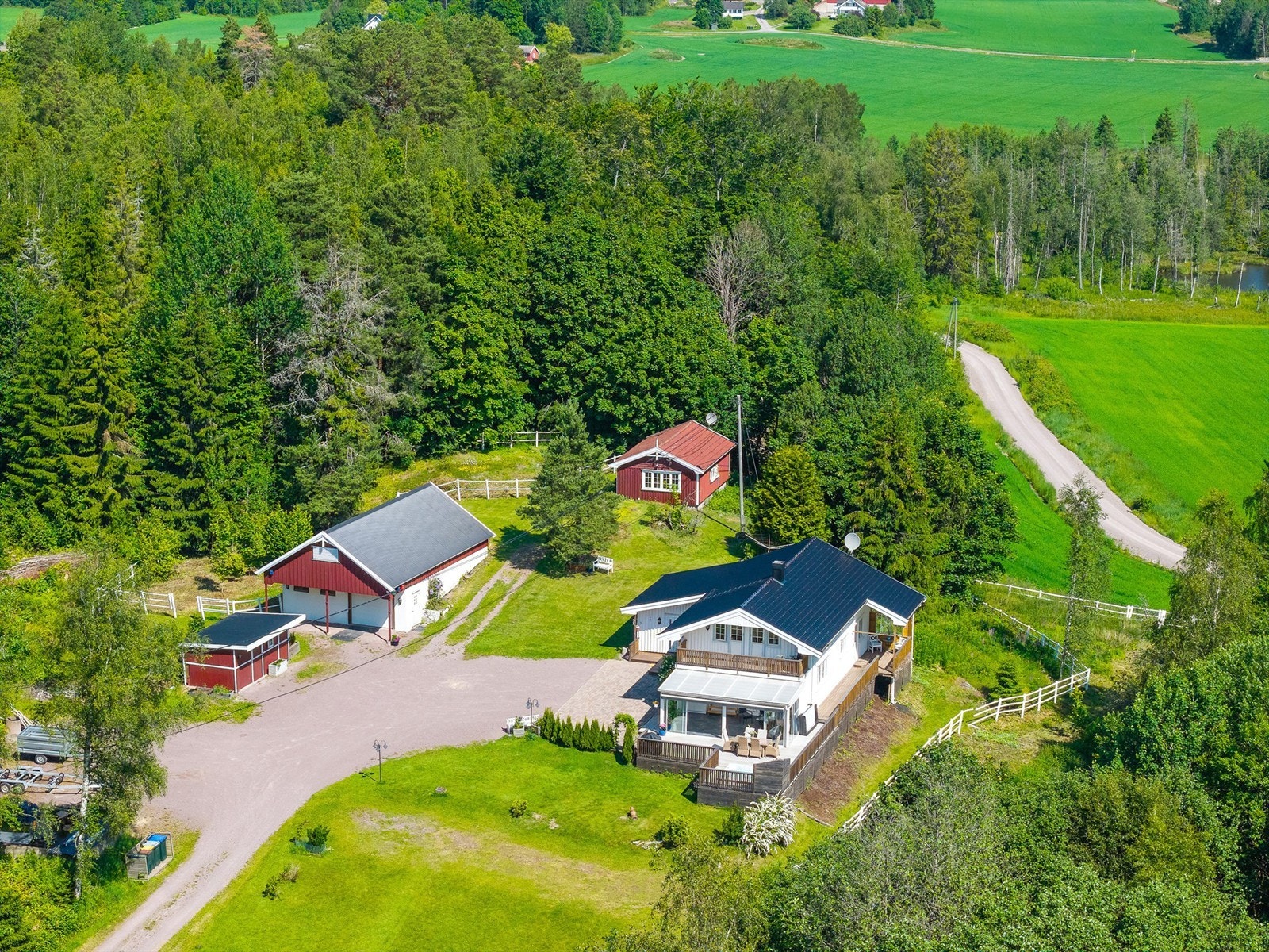 Eiendommen består av hovedhus, stall, 2 utebokser og anneks Galleribilde