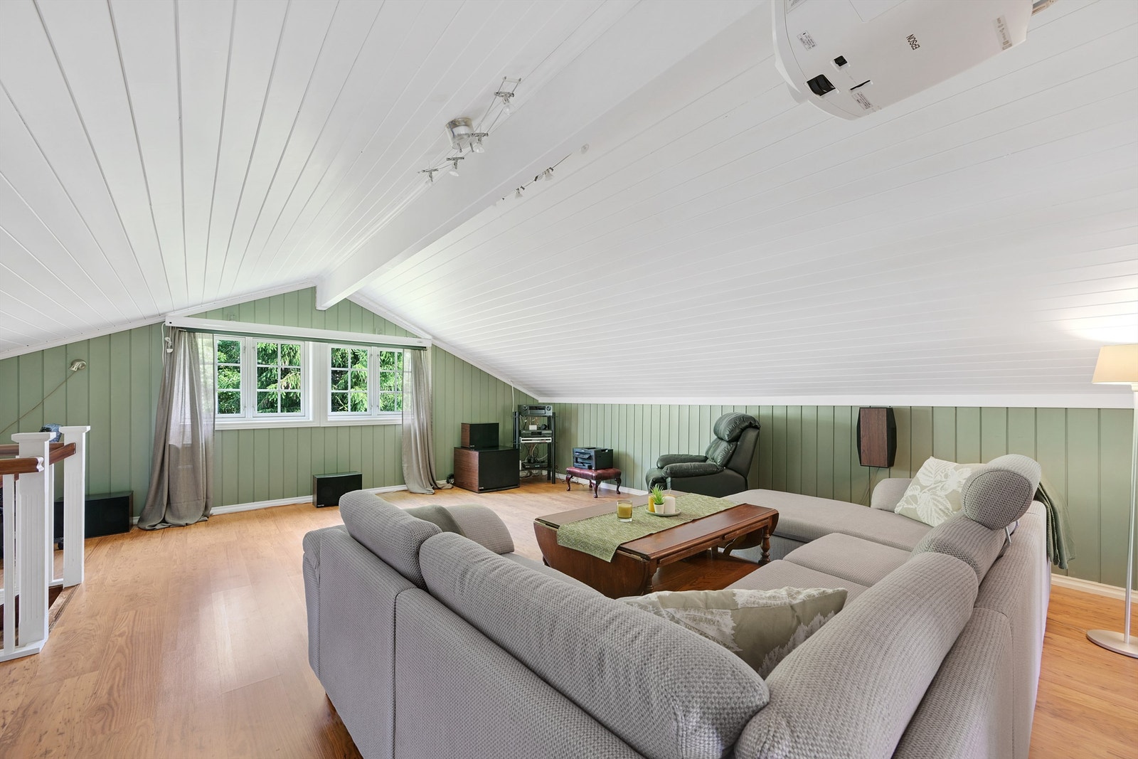 Loftstue med filmprosjektor Galleribilde