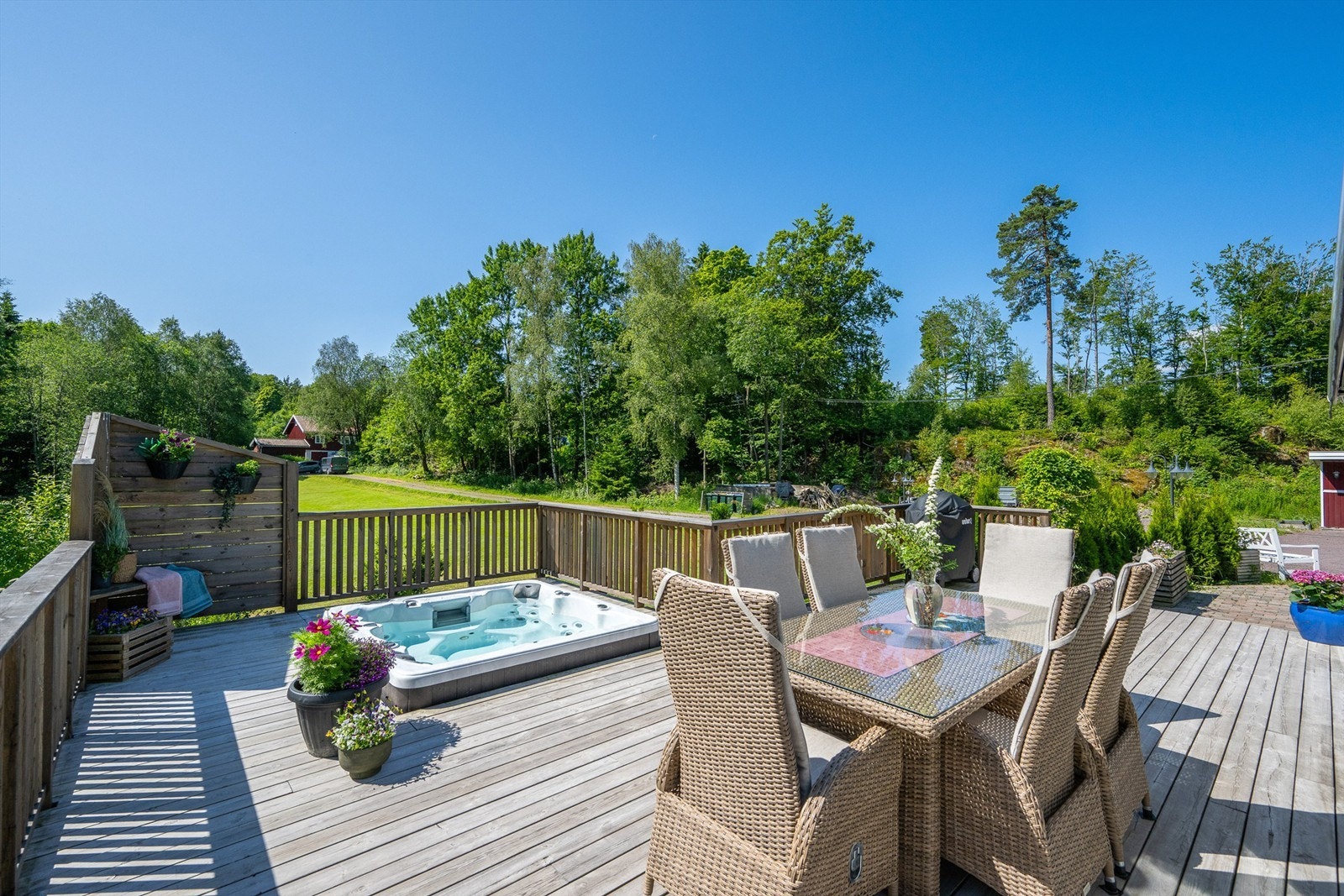 Solrike terrasser med jacuzzi Galleribilde